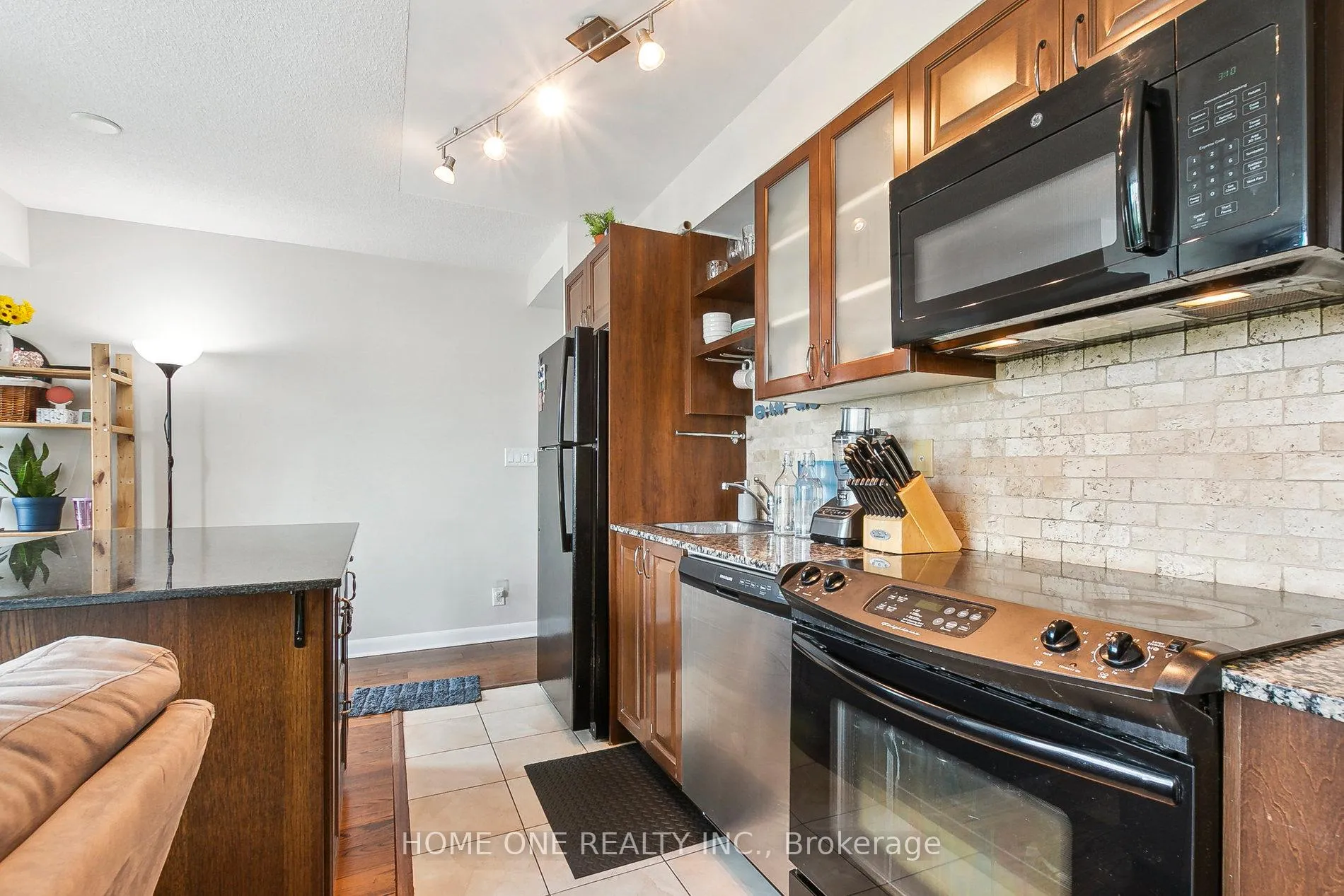 Photo 8 of Unit 619, 600 Fleet Street, Toronto, Niagara — HOMEH
