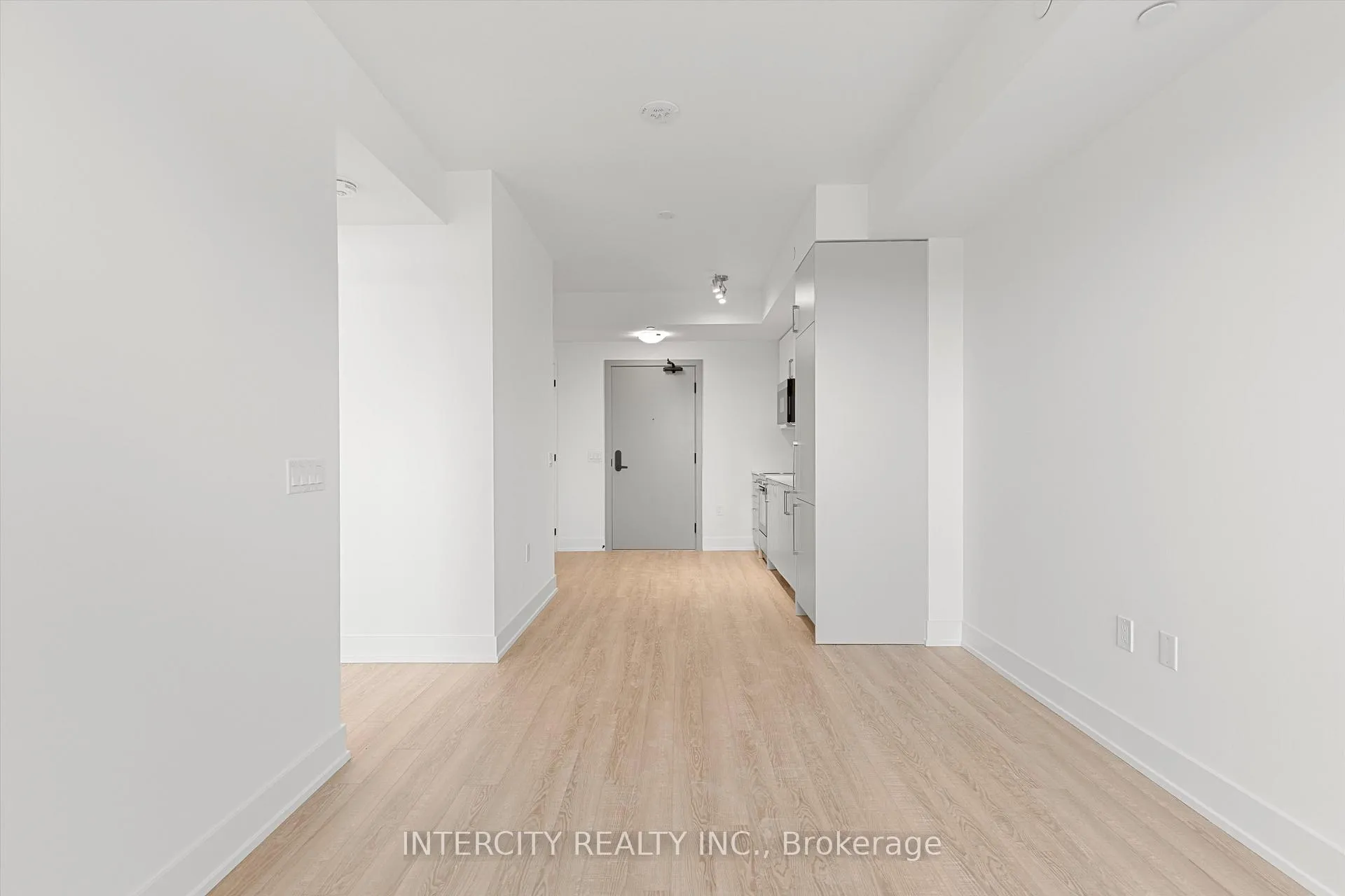 Photo 9 of Unit 434, 2075 King Road, King, King City — HOMEH