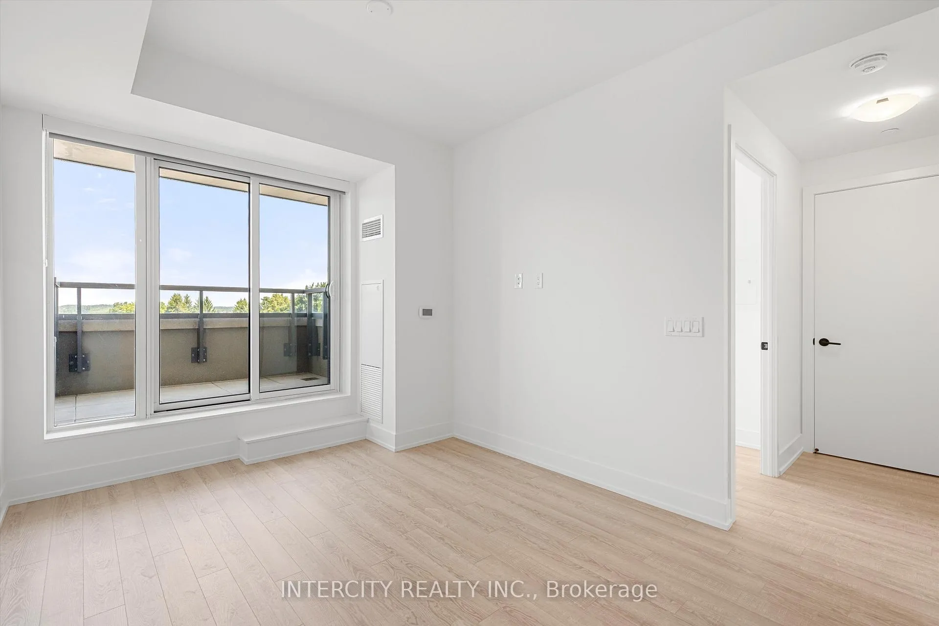 Photo 10 of Unit 434, 2075 King Road, King, King City — HOMEH