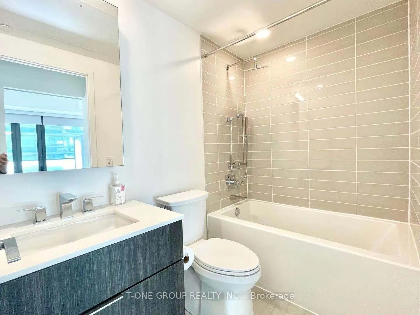 Photo 6 of Unit 911, 25 Richmond Street E, Toronto, Church-Yonge Corridor — HOMEH