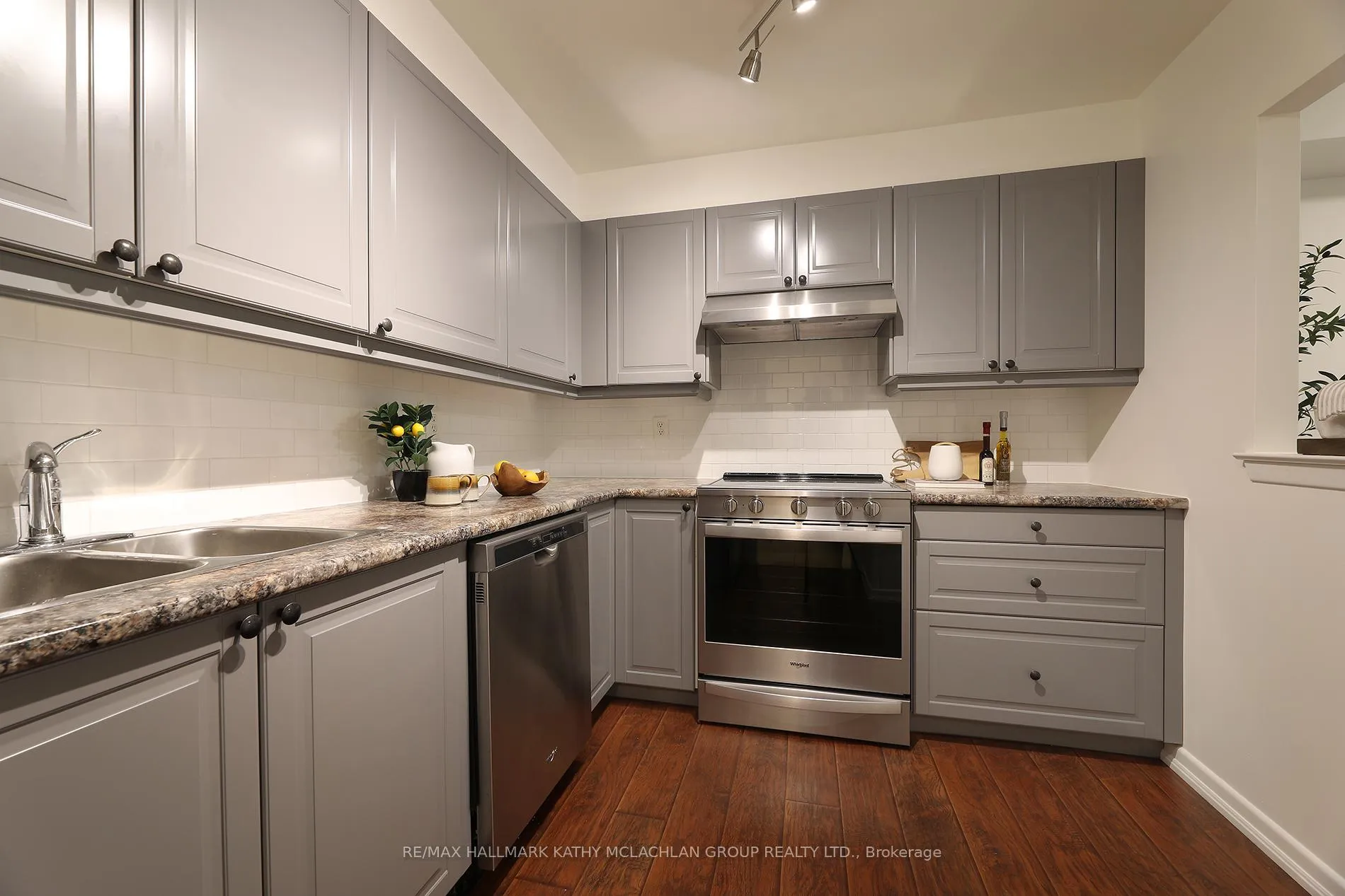 Photo 8 of Unit 421, 955 Millwood Road, Toronto, Leaside — HOMEH