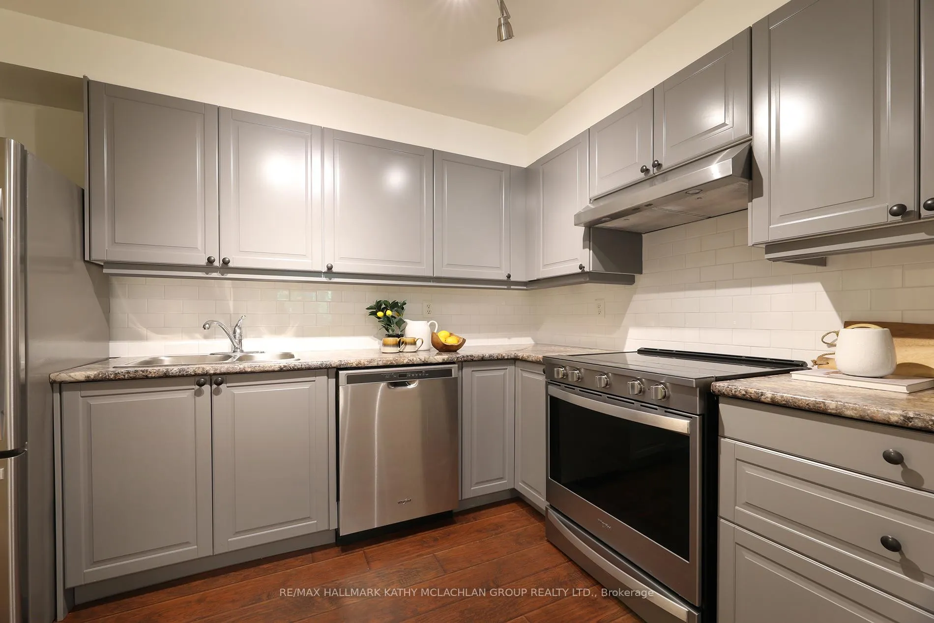 Photo 9 of Unit 421, 955 Millwood Road, Toronto, Leaside — HOMEH