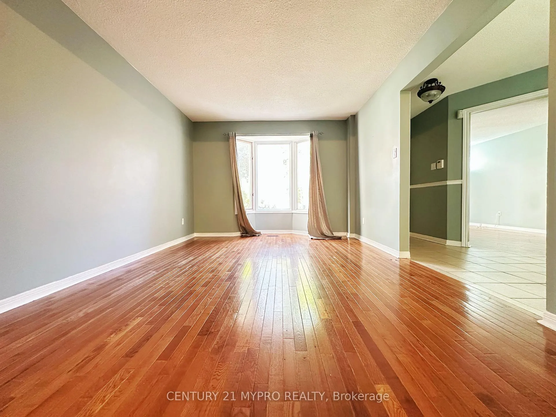 Photo 2 of 29 Adrian Crescent, Markham, Raymerville — HOMEH