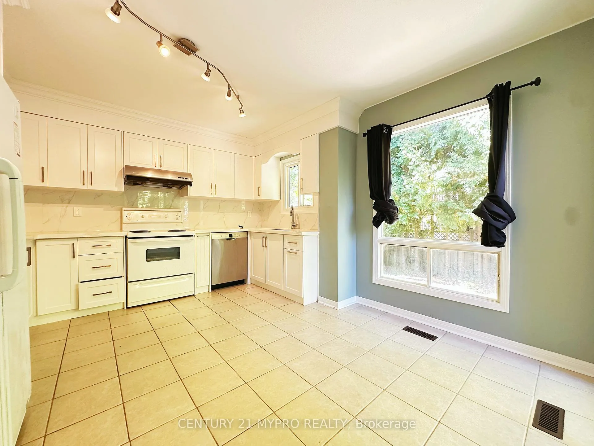 Photo 8 of 29 Adrian Crescent, Markham, Raymerville — HOMEH