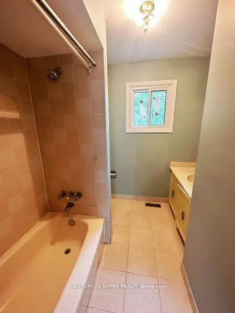 Photo 14 of 29 Adrian Crescent, Markham, Raymerville — HOMEH