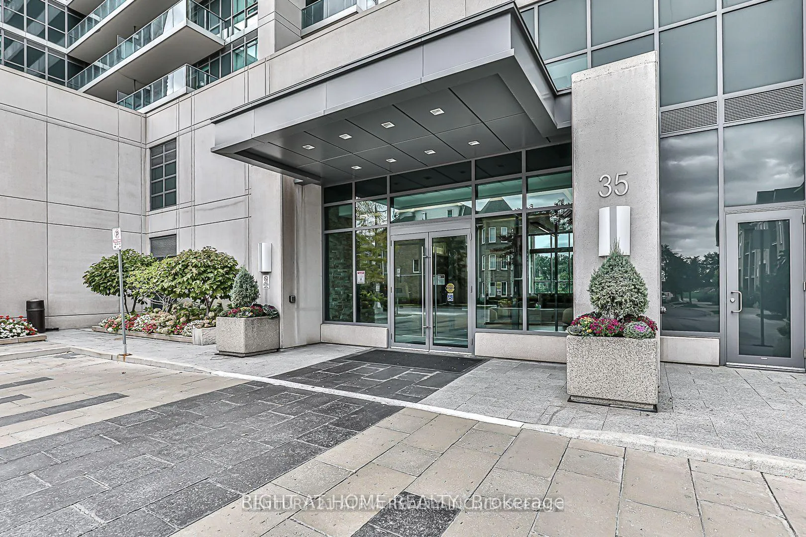 Photo 2 of Unit LPH27, 35 Brian Peck Crescent, Toronto, Leaside — HOMEH