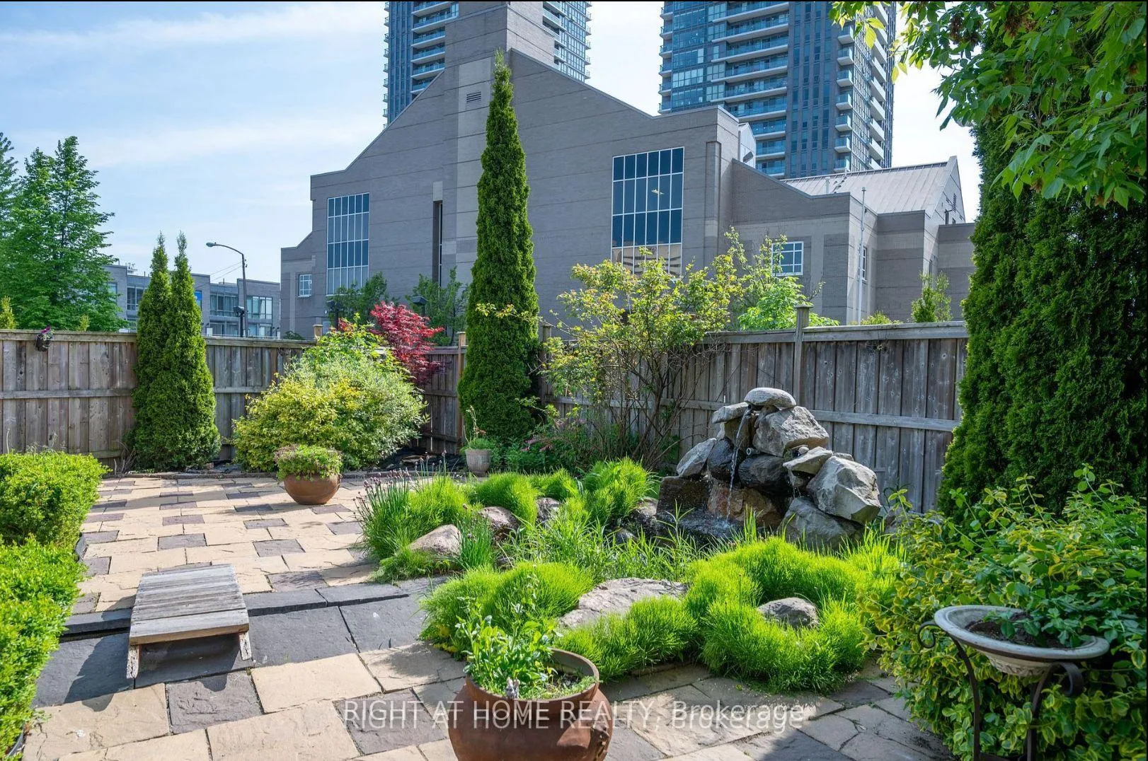 Photo 4 of 31 Ferrand Drive, Toronto, Flemingdon Park — HOMEH