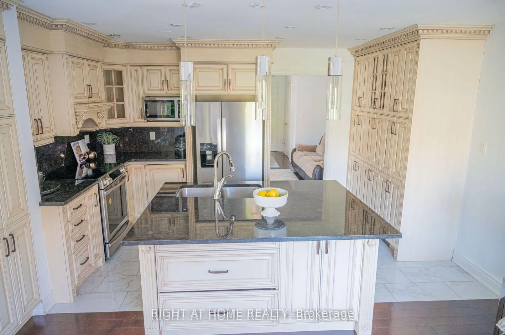 Photo 13 of 31 Ferrand Drive, Toronto, Flemingdon Park — HOMEH