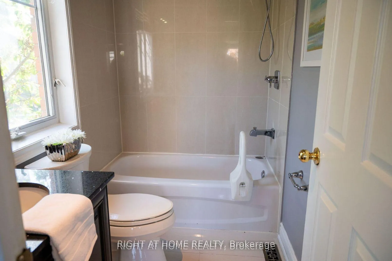 Photo 29 of 31 Ferrand Drive, Toronto, Flemingdon Park — HOMEH