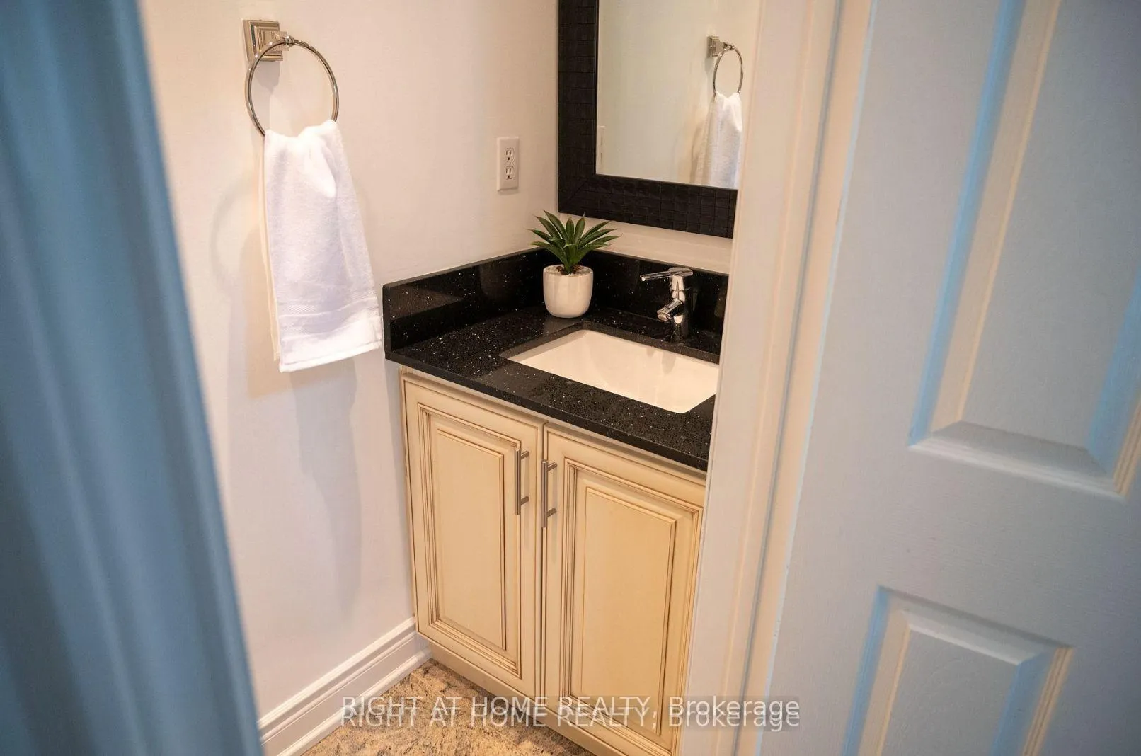 Photo 32 of 31 Ferrand Drive, Toronto, Flemingdon Park — HOMEH