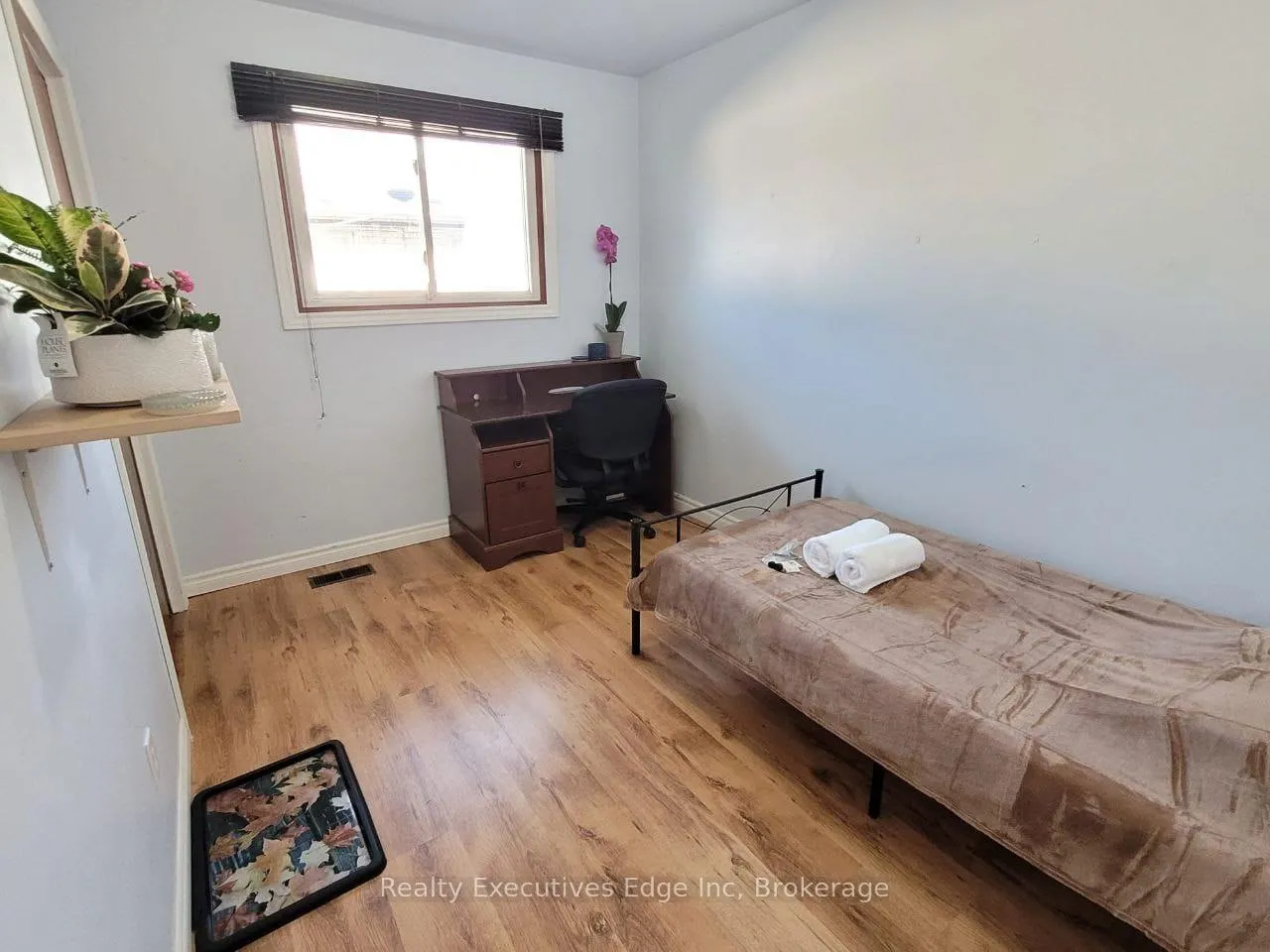 Photo 10 of 304 Westwood Drive, Kitchener — HOMEH