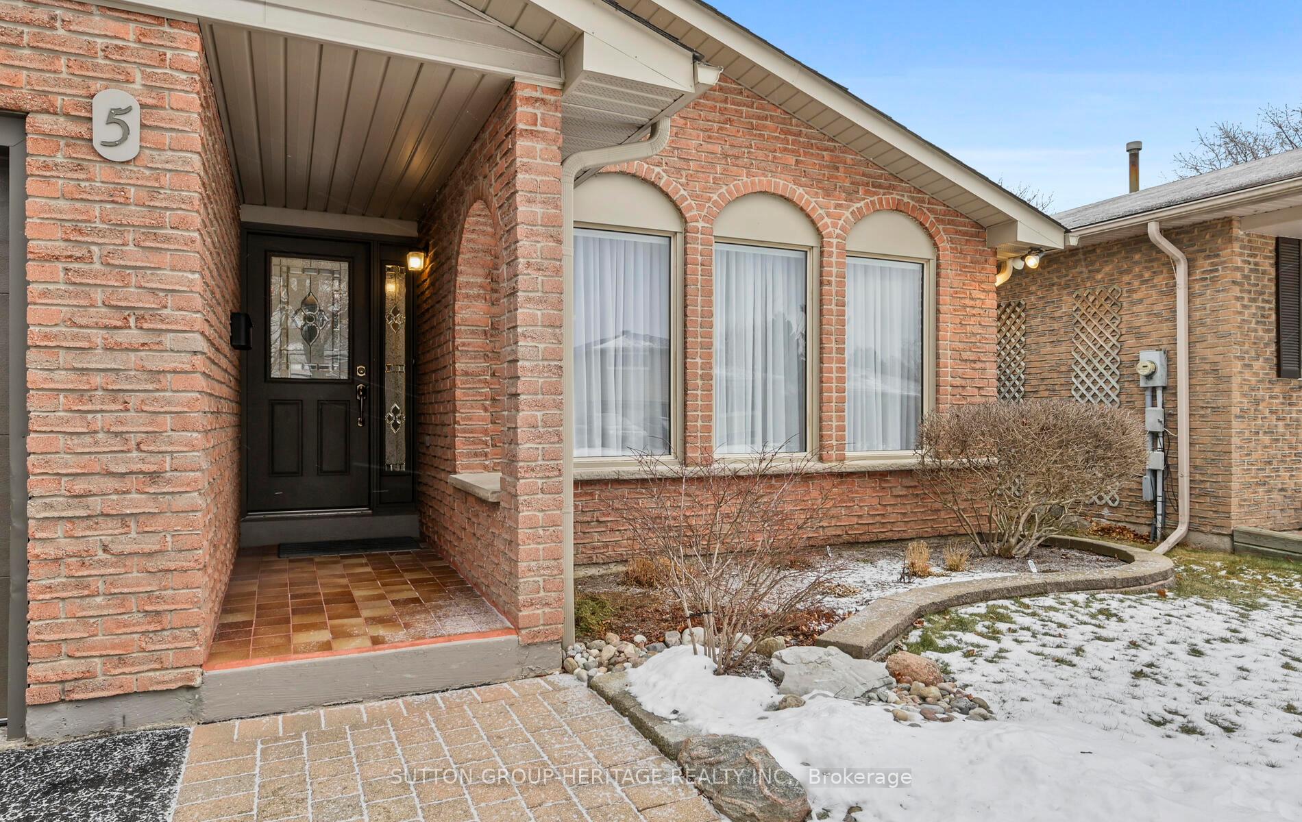 Photo 2 of 5 Swanston Crescent, Ajax, South West — HOMEH