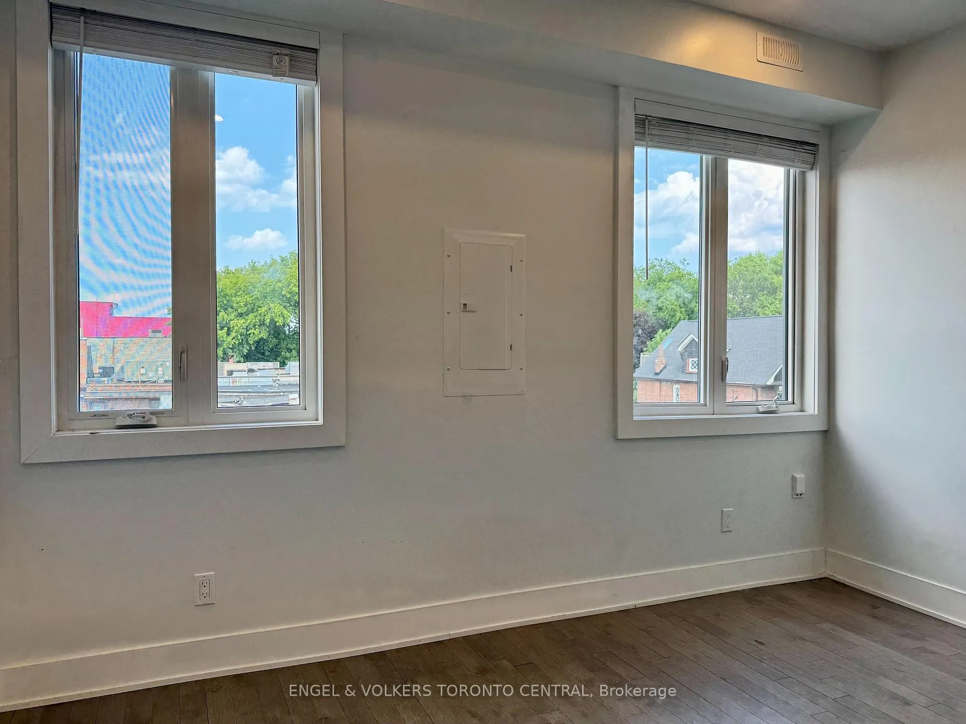 Photo 4 of Unit 2, 1415 Gerrard Street E, Toronto, Greenwood-Coxwell — HOMEH