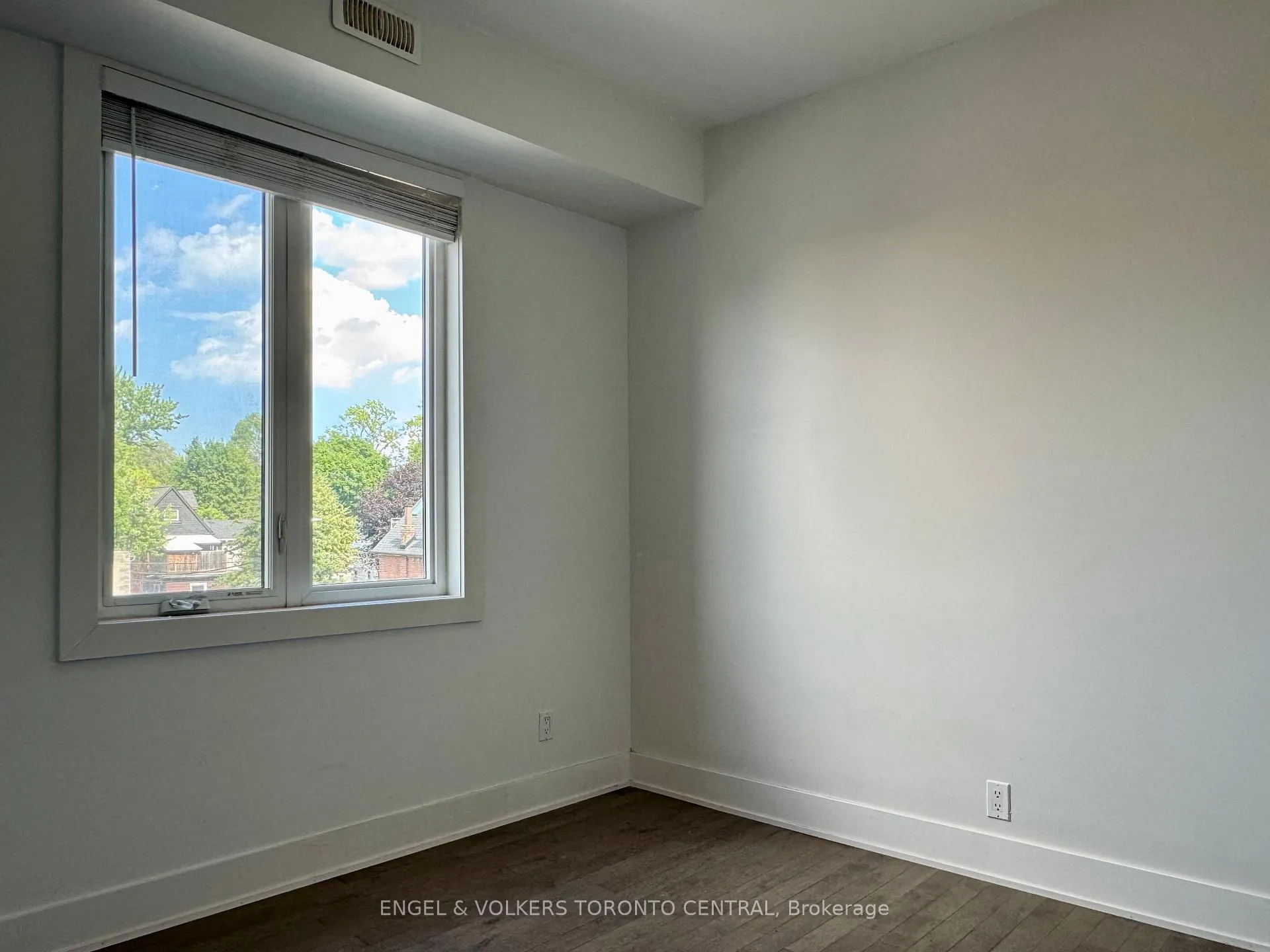 Photo 6 of Unit 2, 1415 Gerrard Street E, Toronto, Greenwood-Coxwell — HOMEH