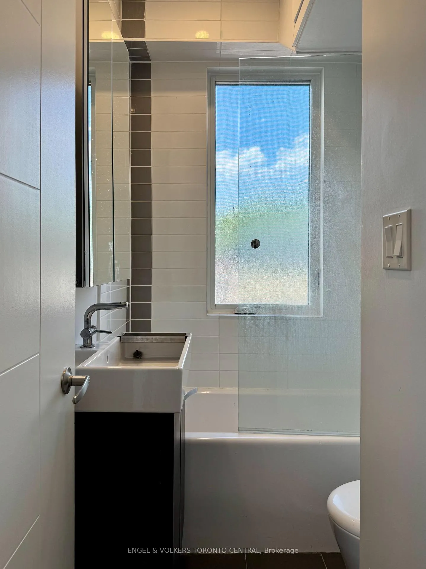 Photo 8 of Unit 2, 1415 Gerrard Street E, Toronto, Greenwood-Coxwell — HOMEH