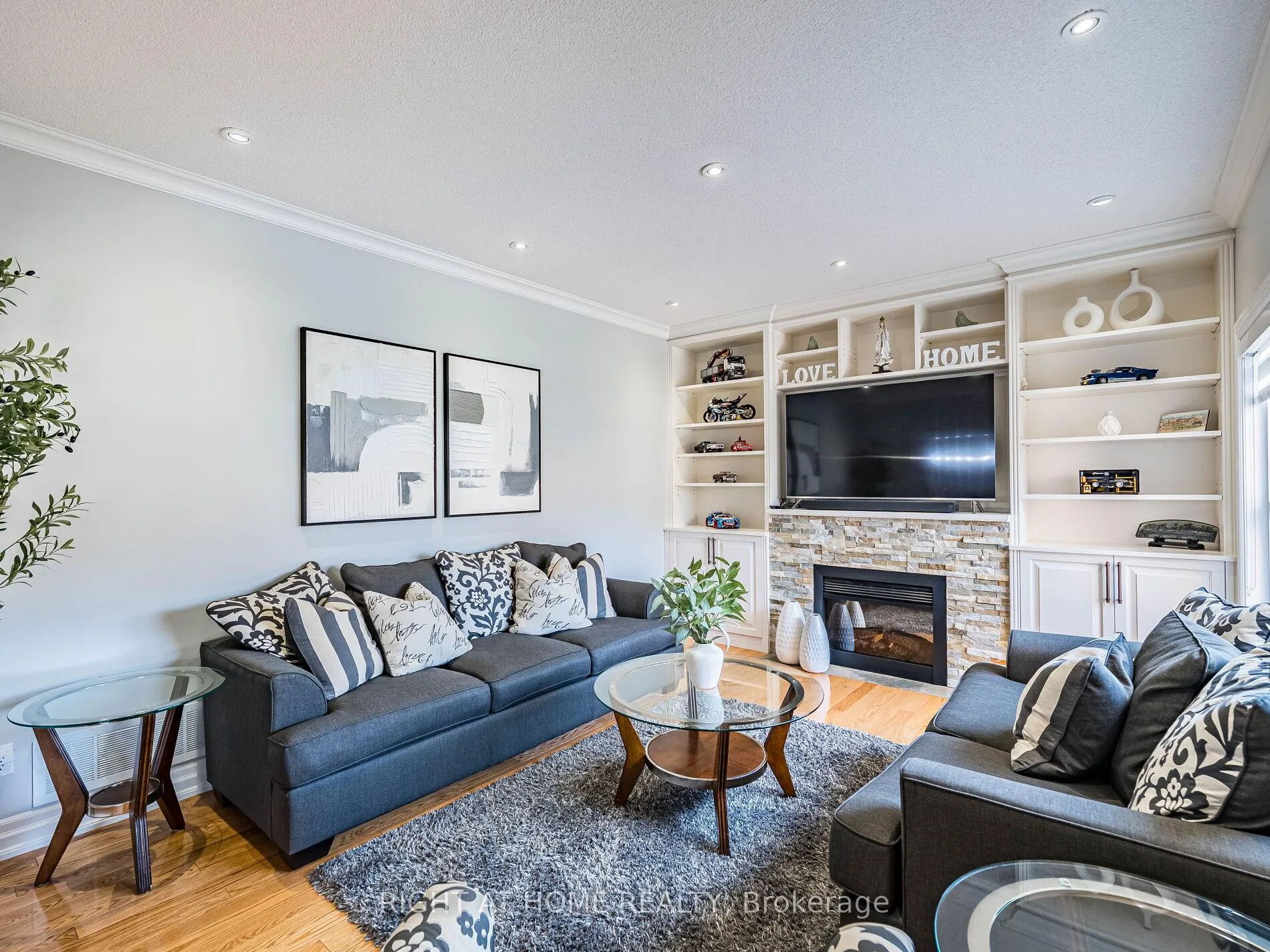 Photo 9 of 6 Berrycreek Drive, Brampton, Fletcher's Meadow — HOMEH