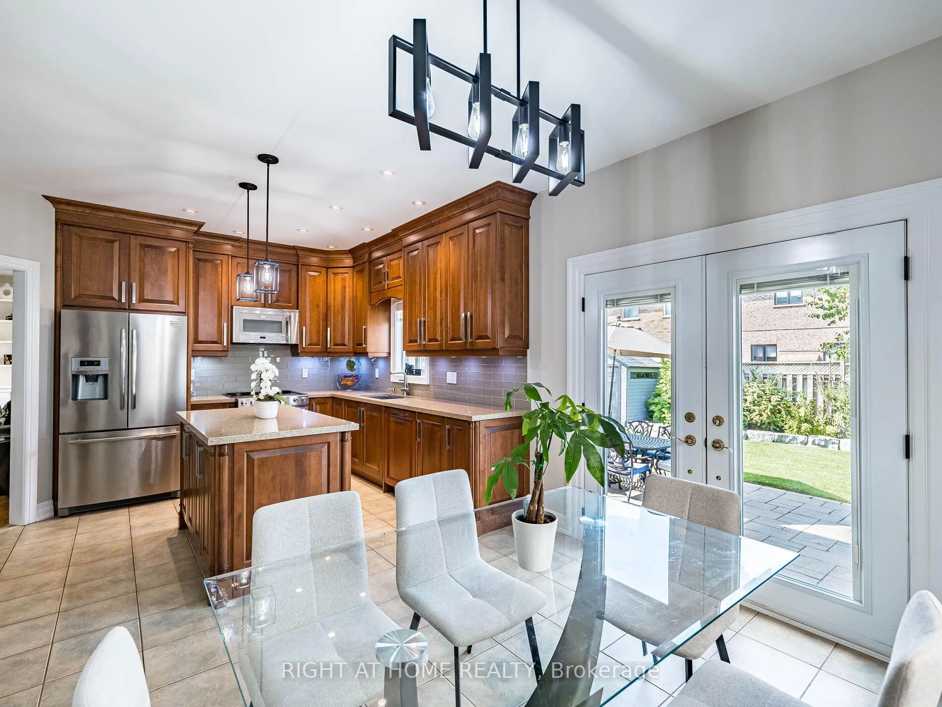 Photo 10 of 6 Berrycreek Drive, Brampton, Fletcher's Meadow — HOMEH