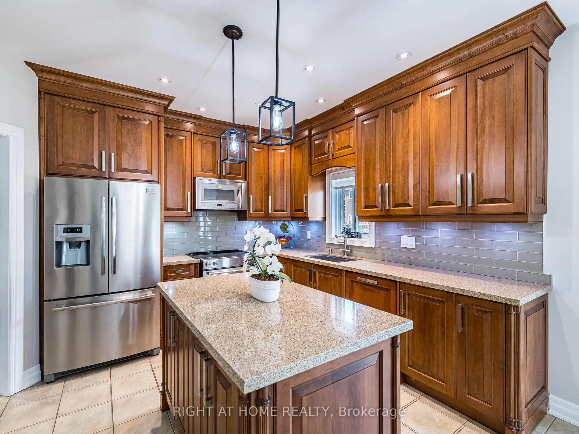 Photo 11 of 6 Berrycreek Drive, Brampton, Fletcher's Meadow — HOMEH