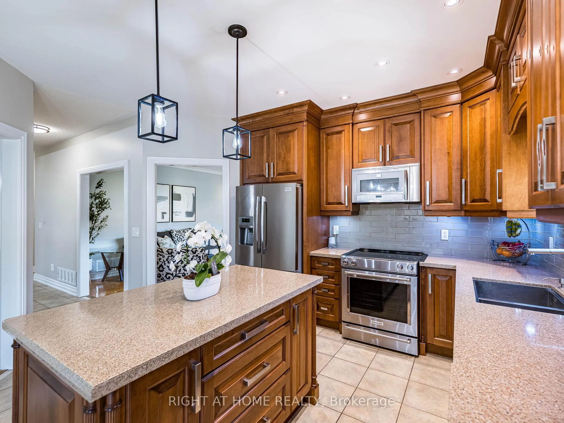 Photo 12 of 6 Berrycreek Drive, Brampton, Fletcher's Meadow — HOMEH