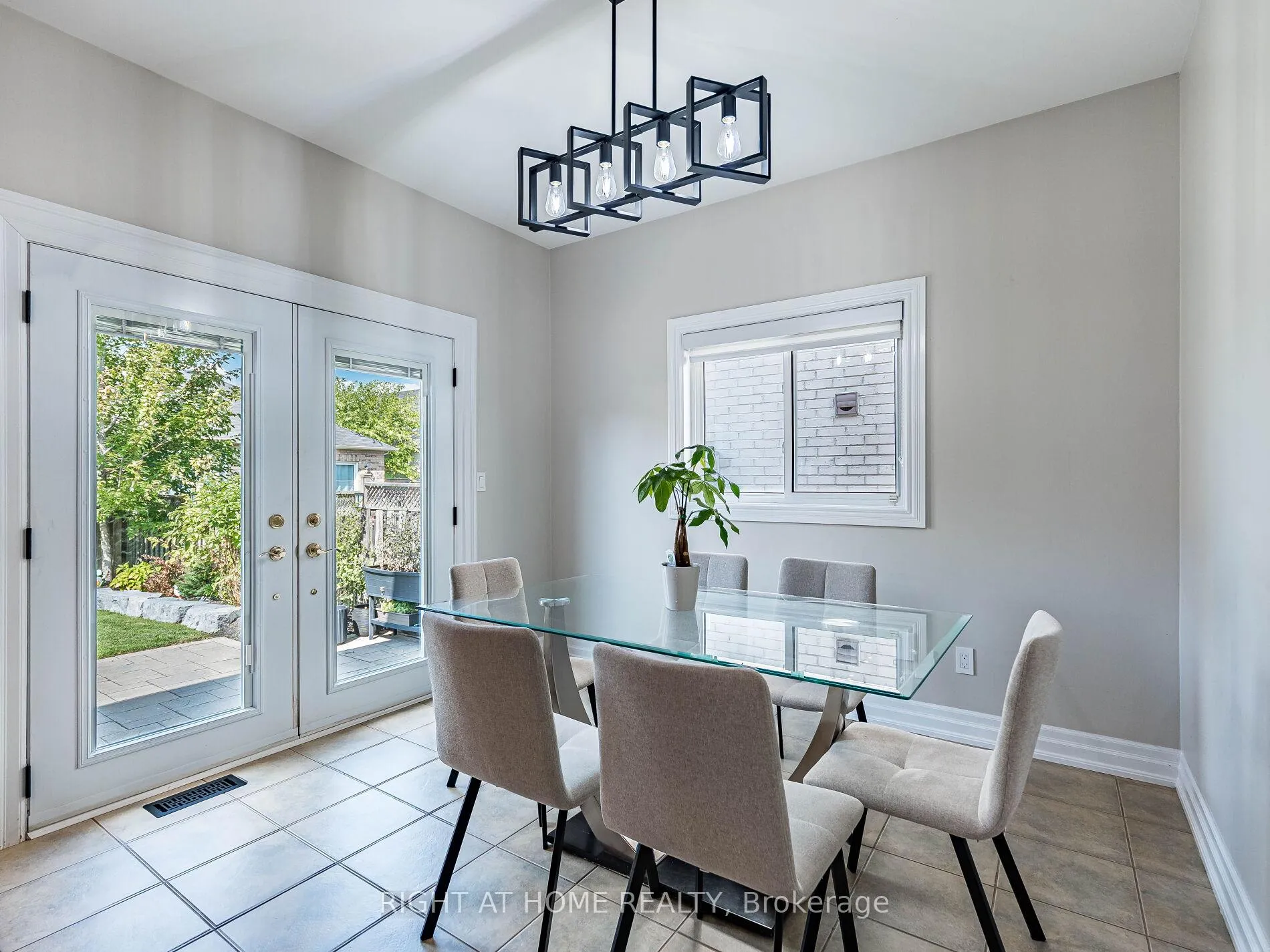 Photo 16 of 6 Berrycreek Drive, Brampton, Fletcher's Meadow — HOMEH