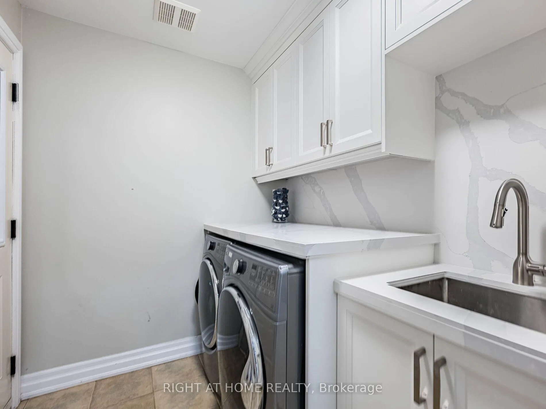Photo 17 of 6 Berrycreek Drive, Brampton, Fletcher's Meadow — HOMEH