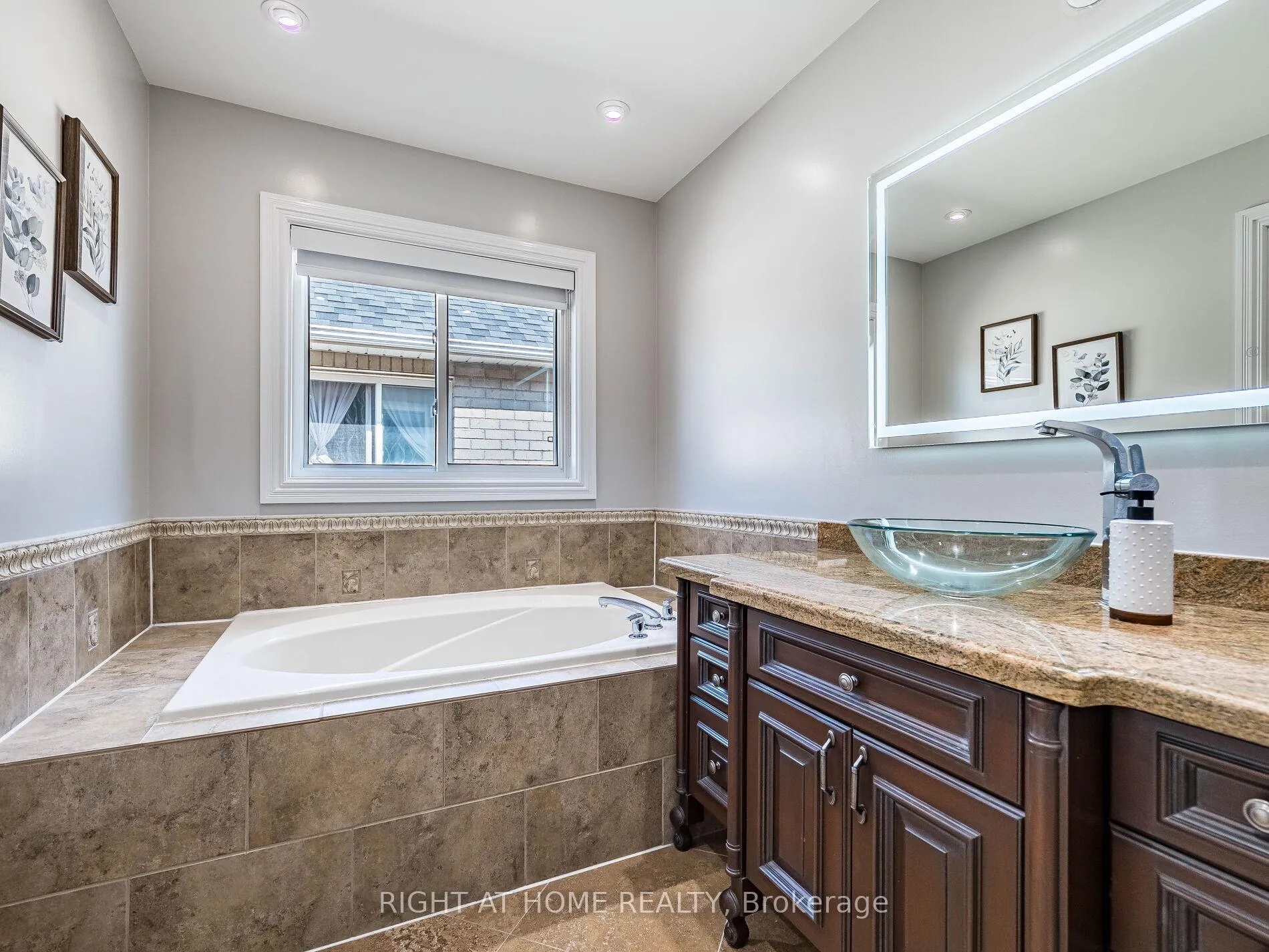Photo 25 of 6 Berrycreek Drive, Brampton, Fletcher's Meadow — HOMEH