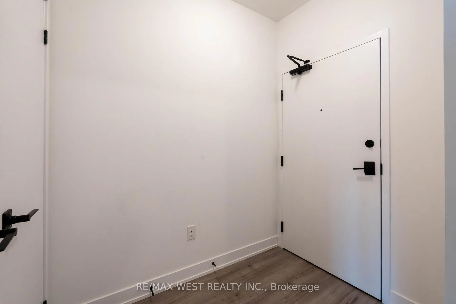 Photo 4 of Unit 305, 1 Chef Lane, Barrie, Innis-Shore — HOMEH
