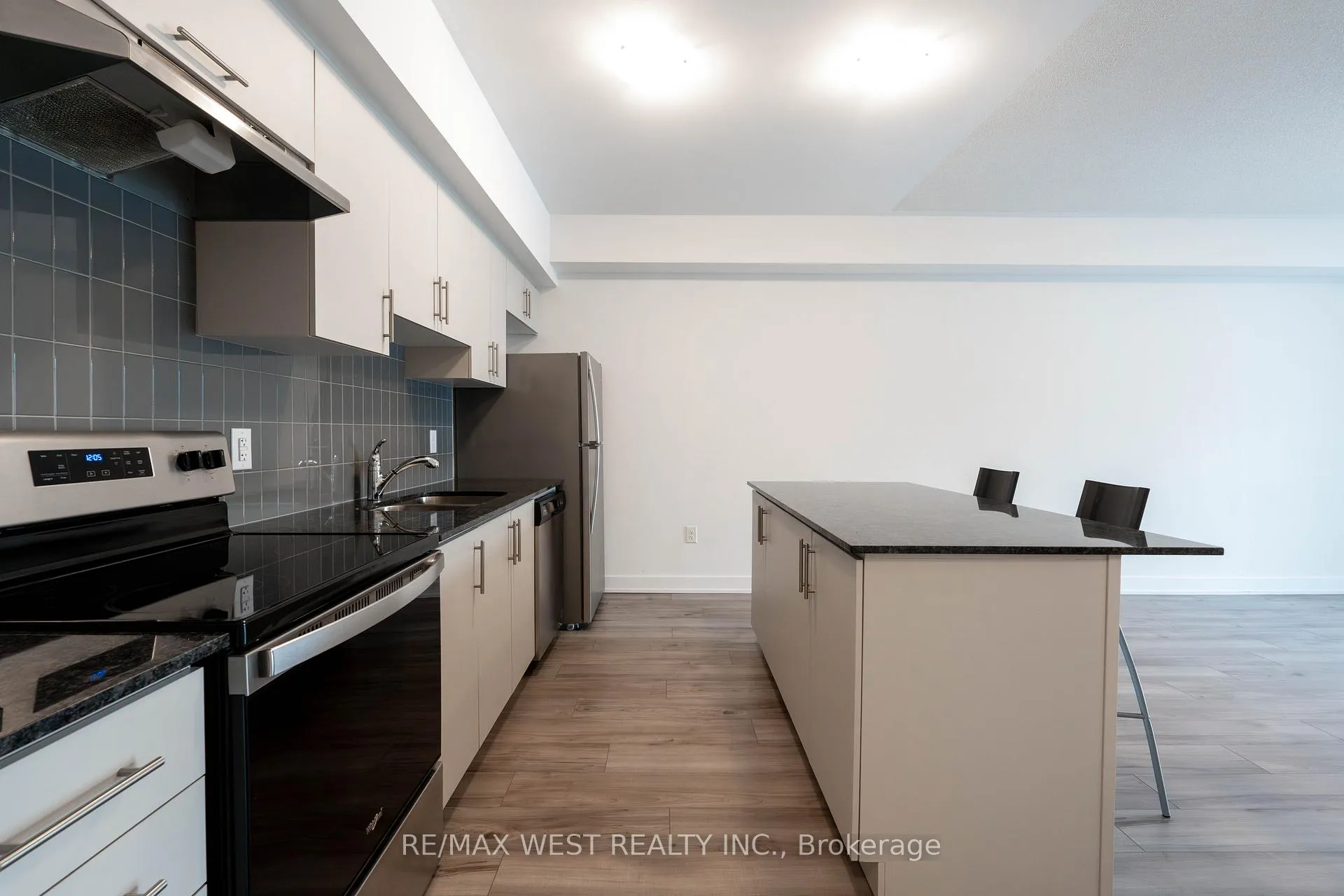 Photo 5 of Unit 305, 1 Chef Lane, Barrie, Innis-Shore — HOMEH