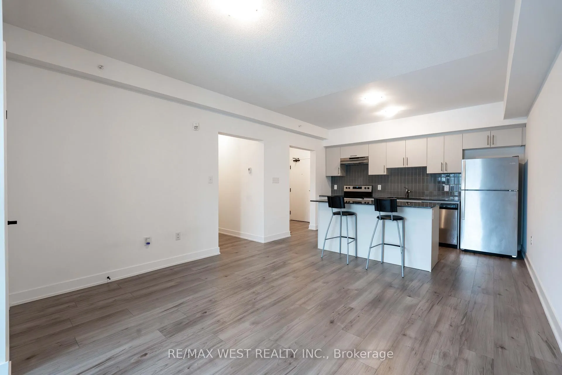 Photo 8 of Unit 305, 1 Chef Lane, Barrie, Innis-Shore — HOMEH