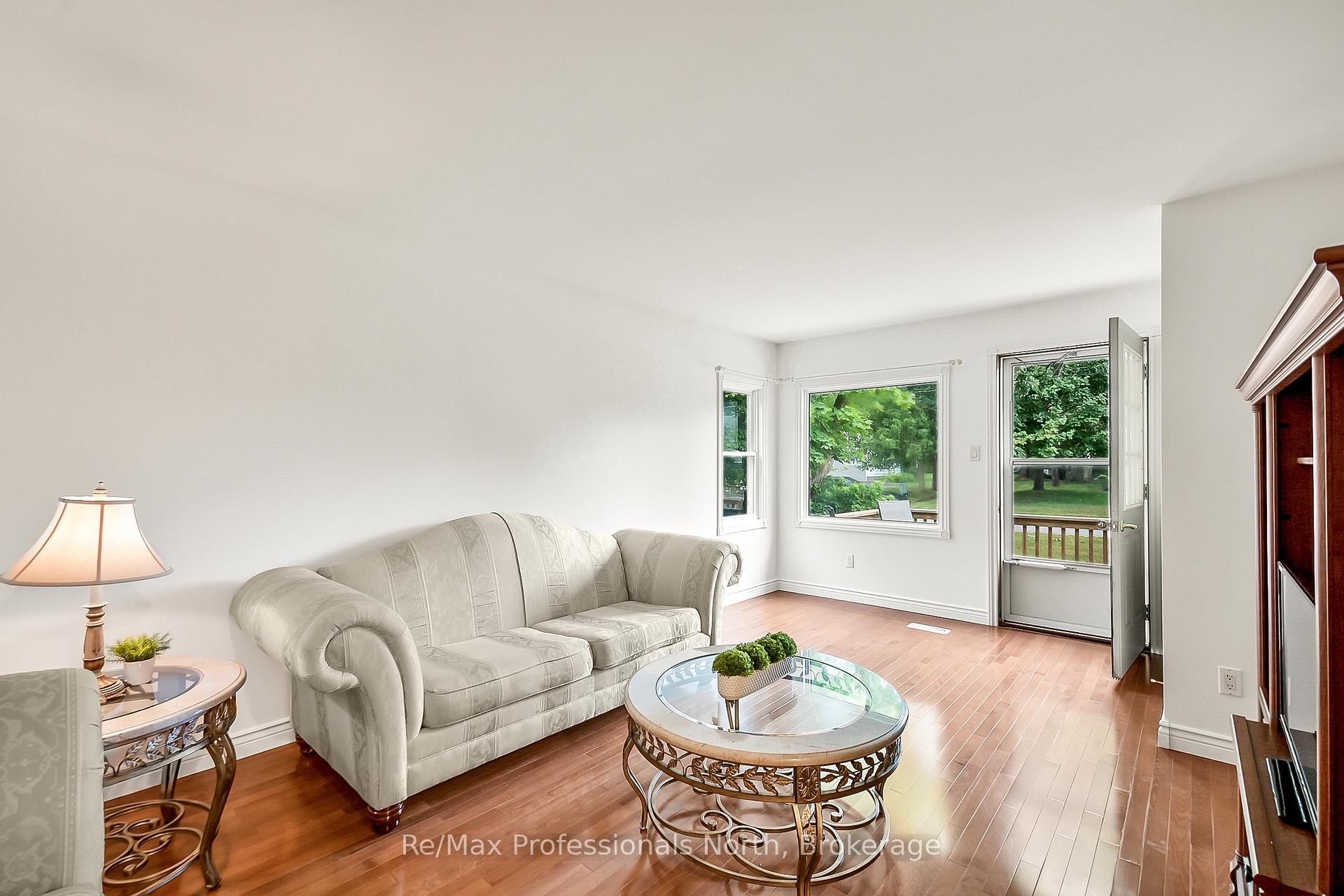 Photo 4 of 655 Mary Street N, Gravenhurst, Muskoka (S) — HOMEH