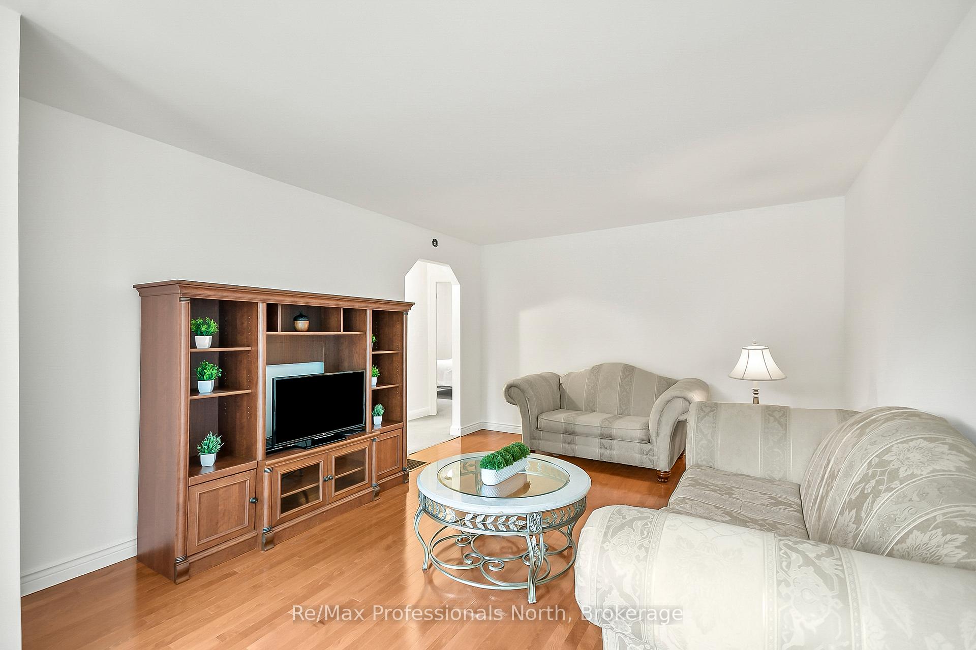 Photo 5 of 655 Mary Street N, Gravenhurst, Muskoka (S) — HOMEH
