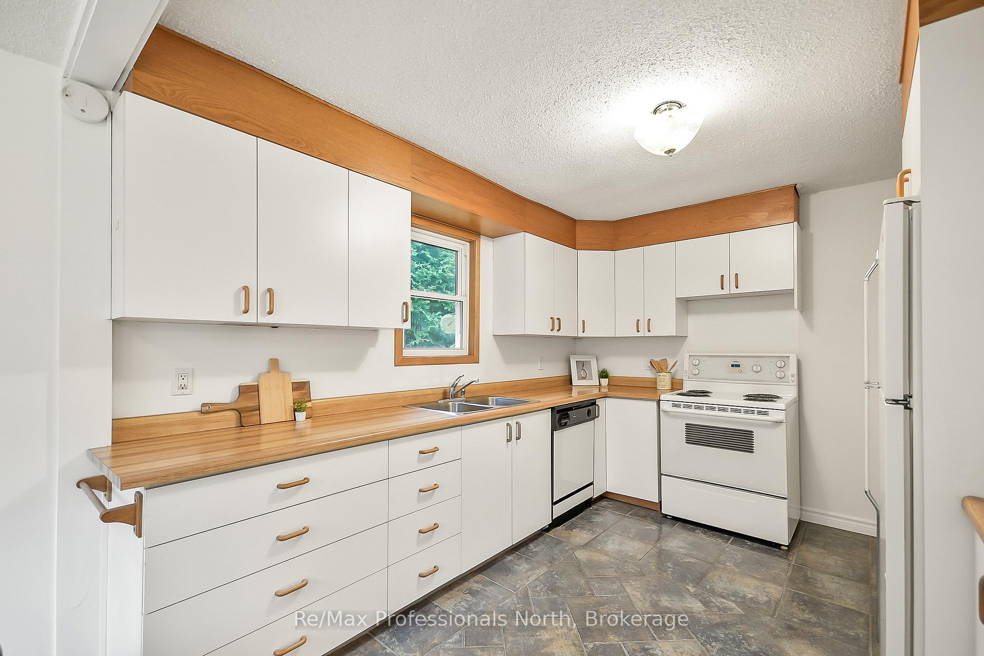 Photo 9 of 655 Mary Street N, Gravenhurst, Muskoka (S) — HOMEH