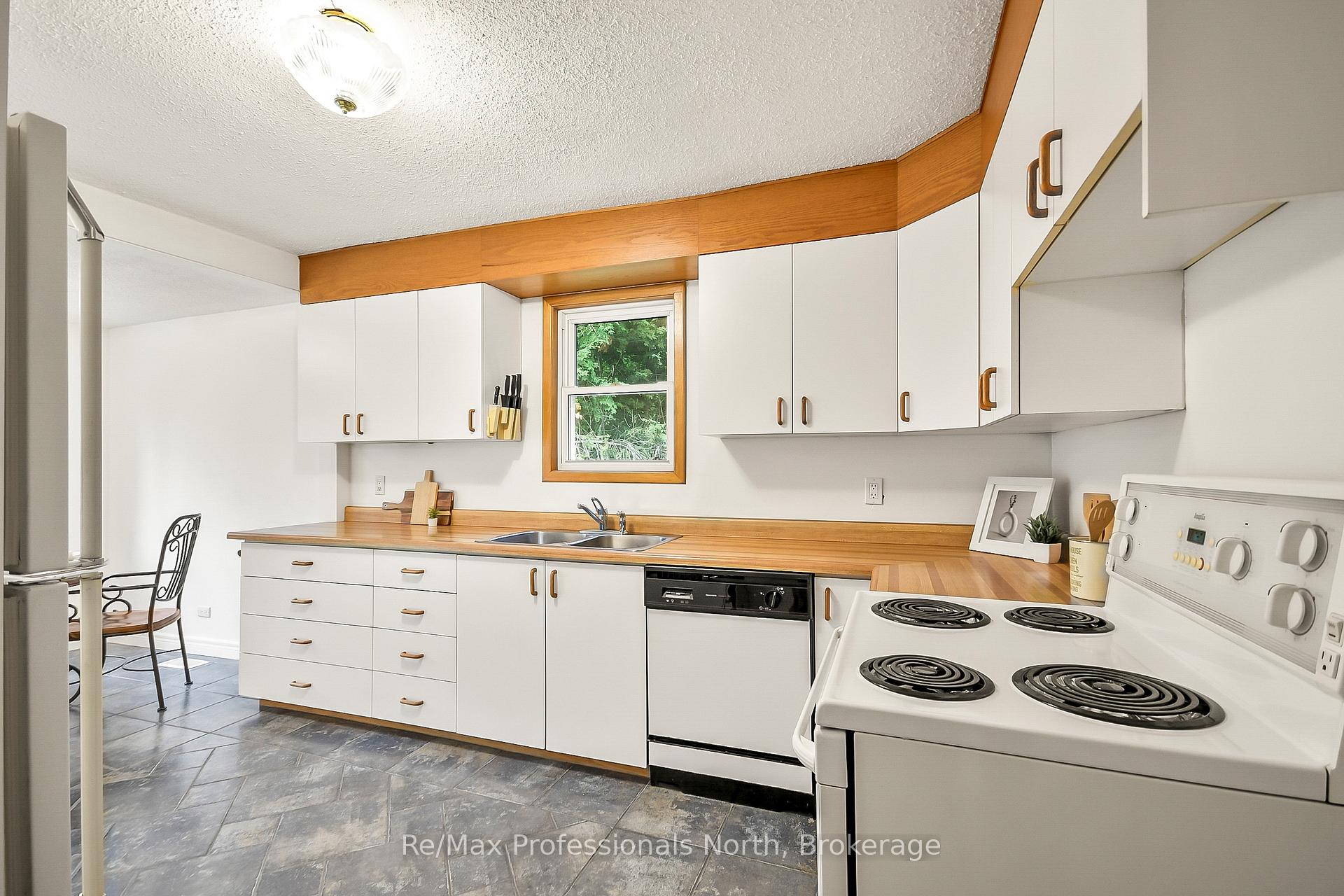 Photo 10 of 655 Mary Street N, Gravenhurst, Muskoka (S) — HOMEH