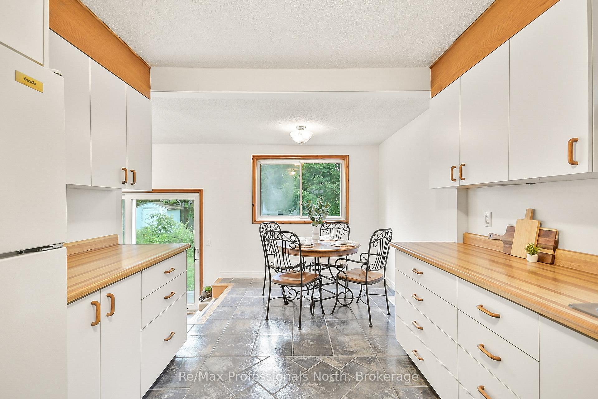 Photo 11 of 655 Mary Street N, Gravenhurst, Muskoka (S) — HOMEH