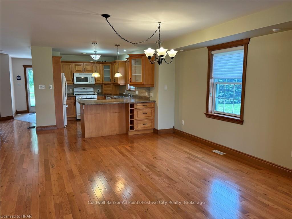 Photo 4 of 250 Bethune Crescent, Goderich, Goderich (Town) — HOMEH