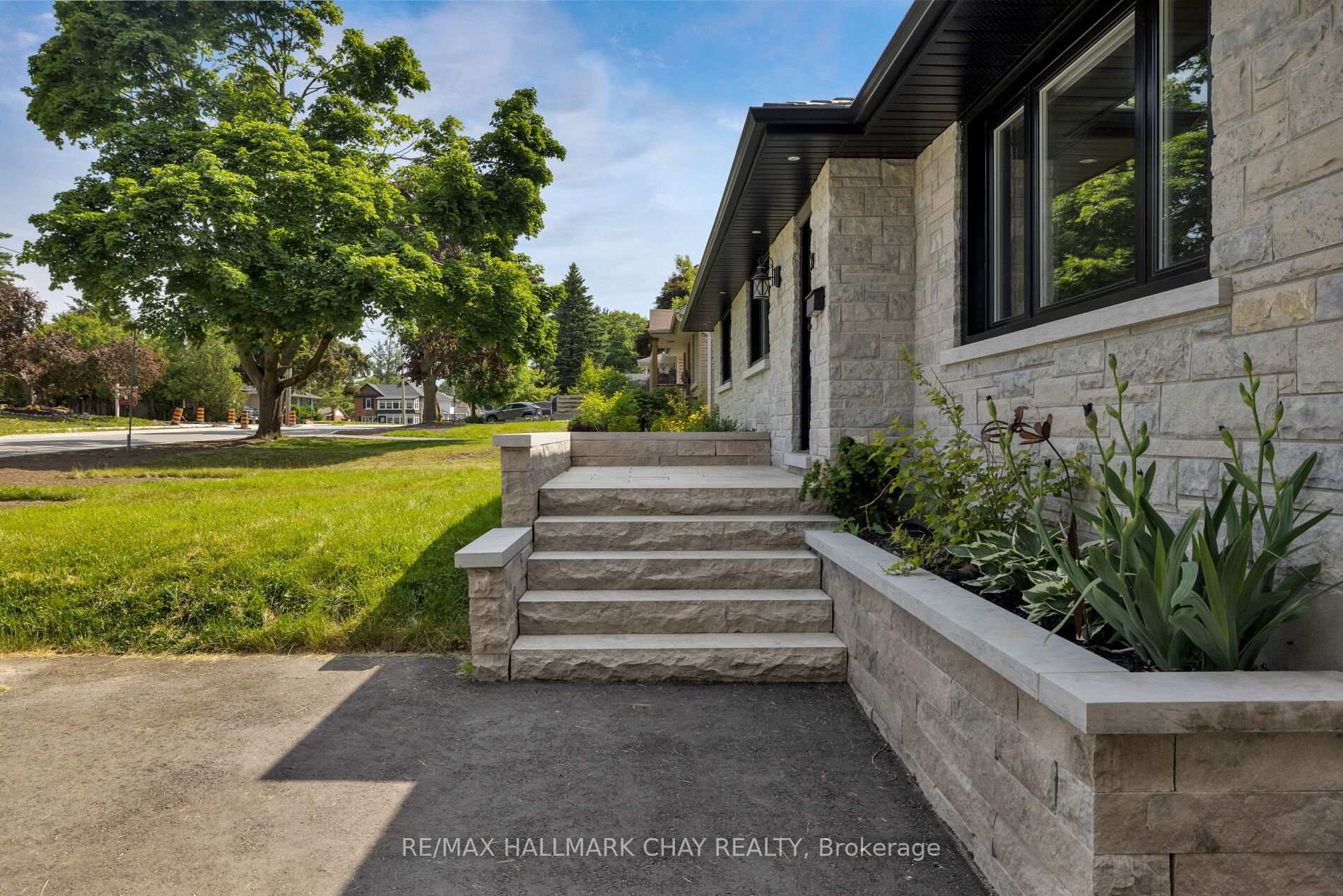 Photo 3 of 39 Eugenia Street, Barrie, Codrington — HOMEH
