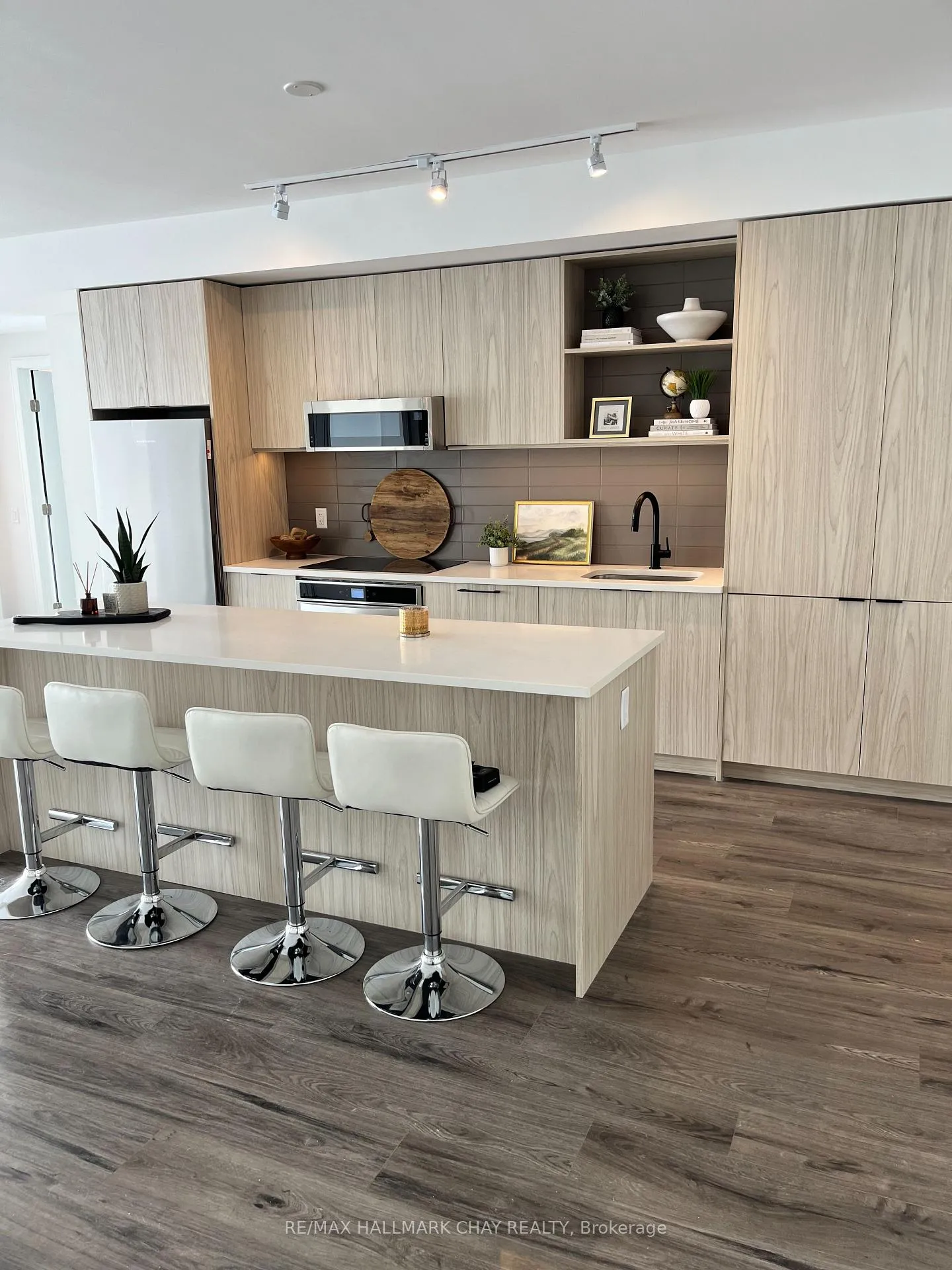 Photo 2 of Unit 702, 185 Dunlop Street E, Barrie, Lakeshore — HOMEH
