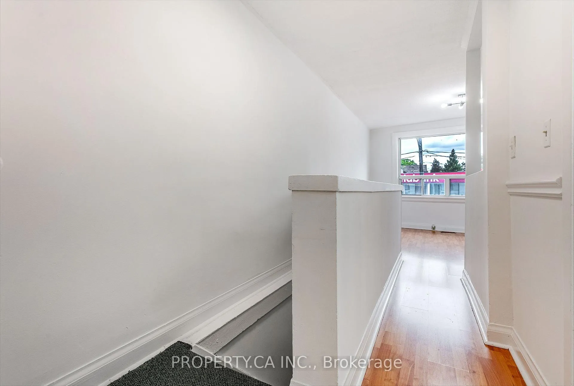 Photo 4 of Unit 2nd Flr, 1011 Kingston Road, Toronto, The Beaches — HOMEH