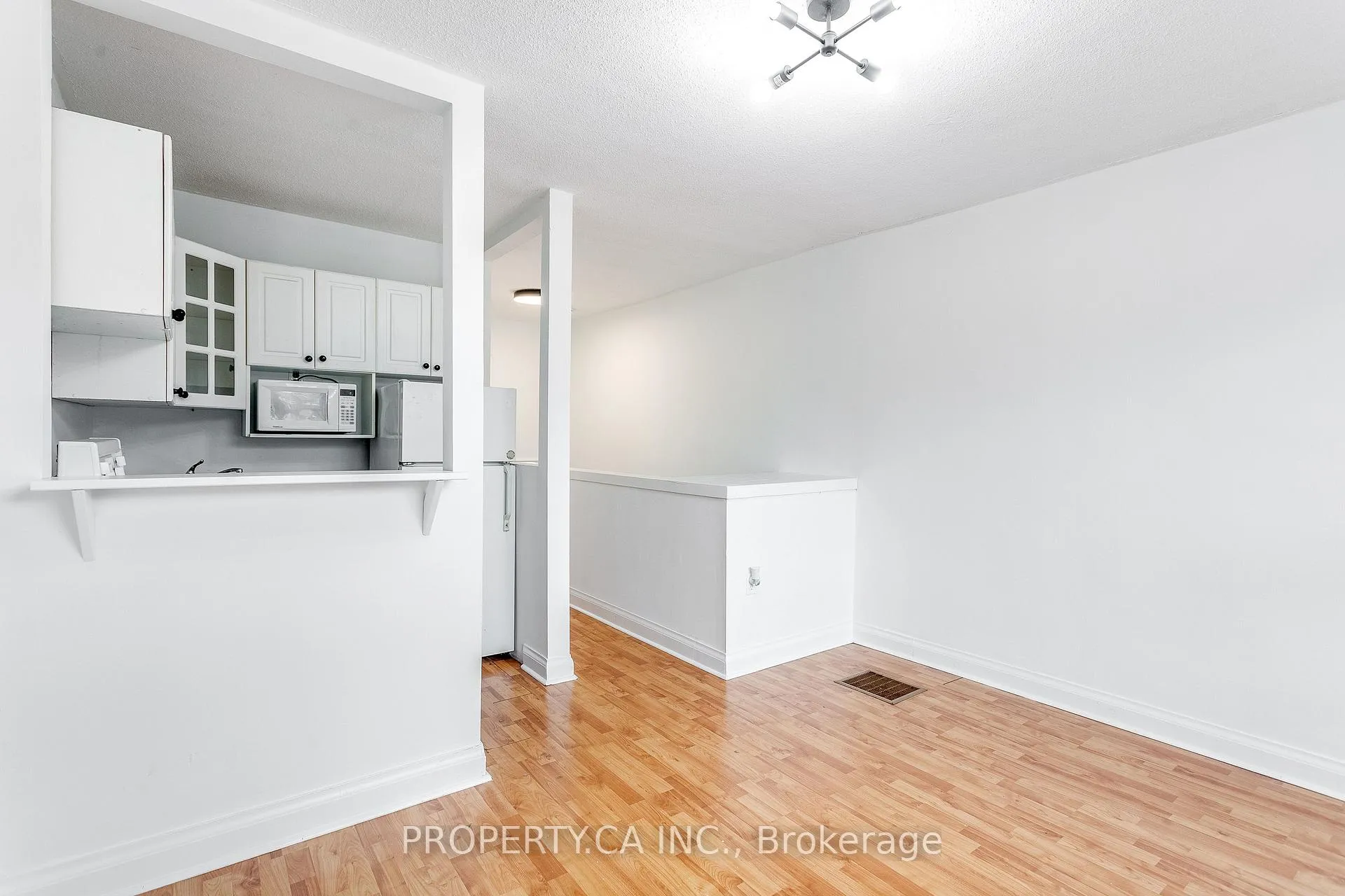 Photo 5 of Unit 2nd Flr, 1011 Kingston Road, Toronto, The Beaches — HOMEH