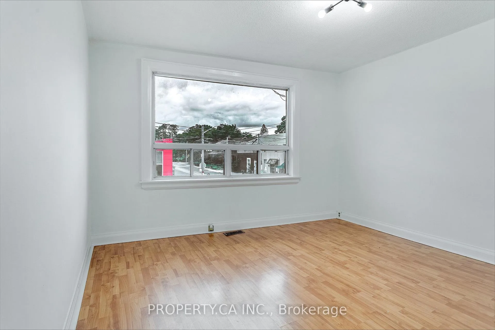 Photo 6 of Unit 2nd Flr, 1011 Kingston Road, Toronto, The Beaches — HOMEH