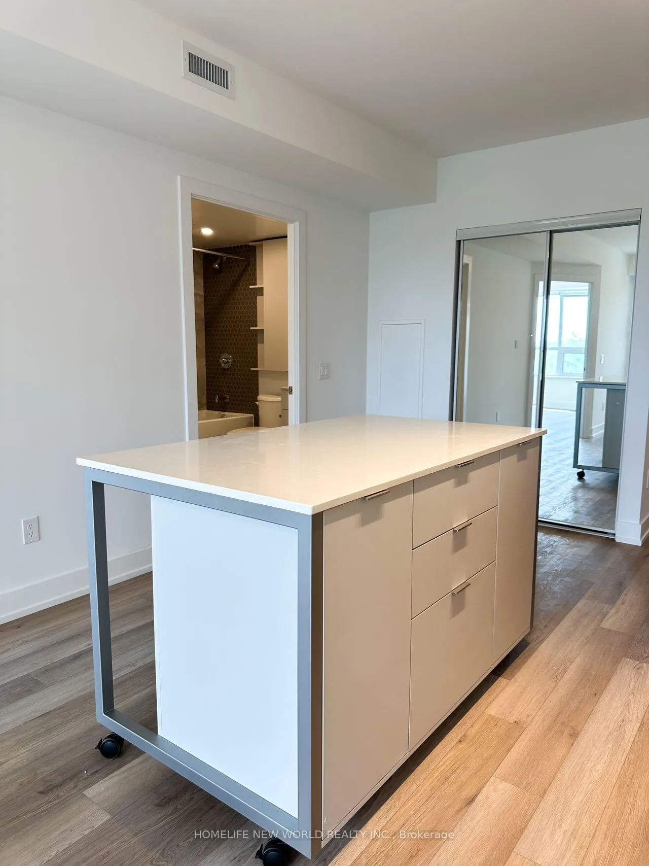 Photo 7 of Unit 718, 8 Cedarland Drive, Markham, Unionville — HOMEH