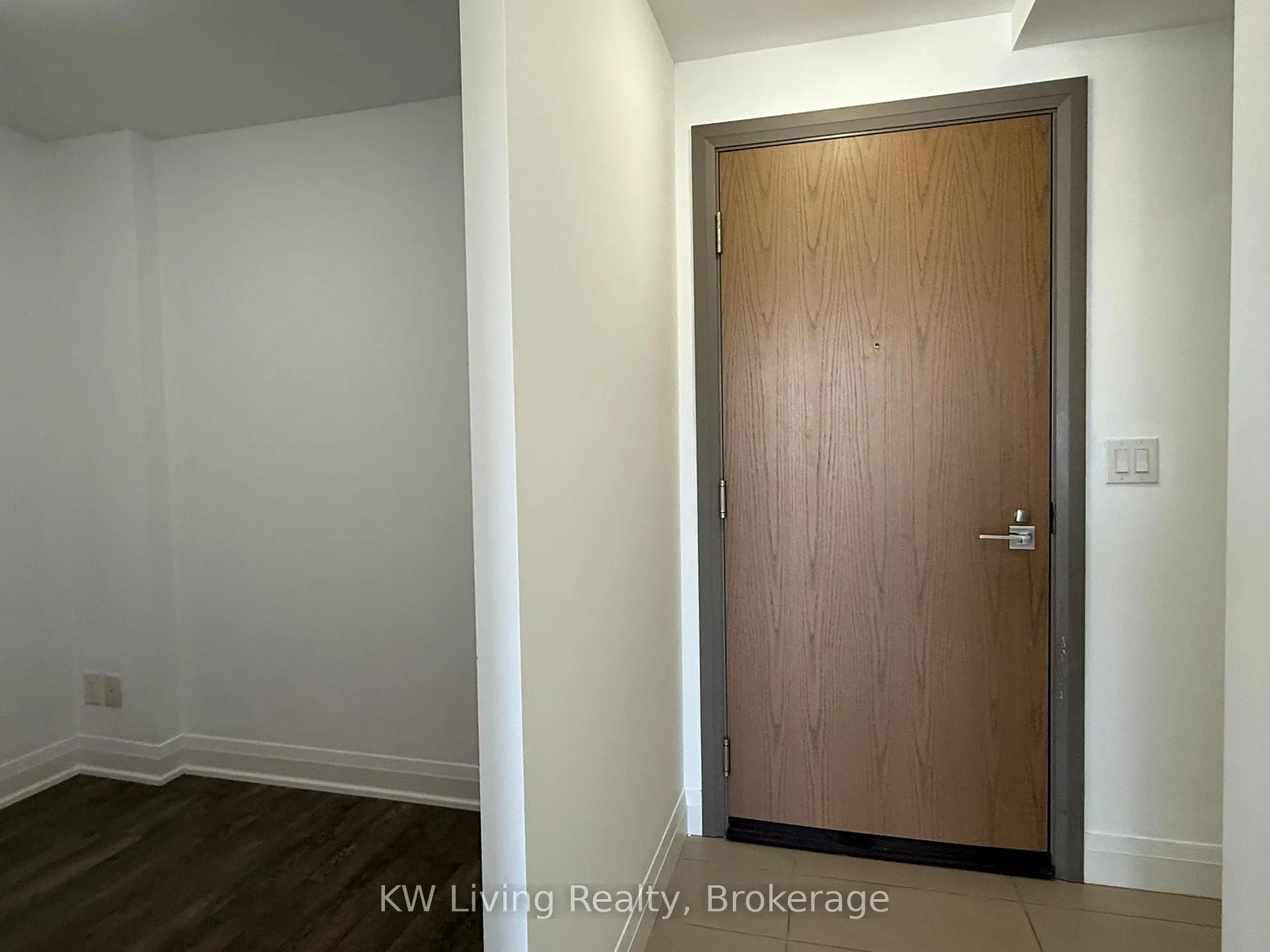 Photo 5 of Unit 908, 18 Uptown Drive, Markham, Unionville — HOMEH