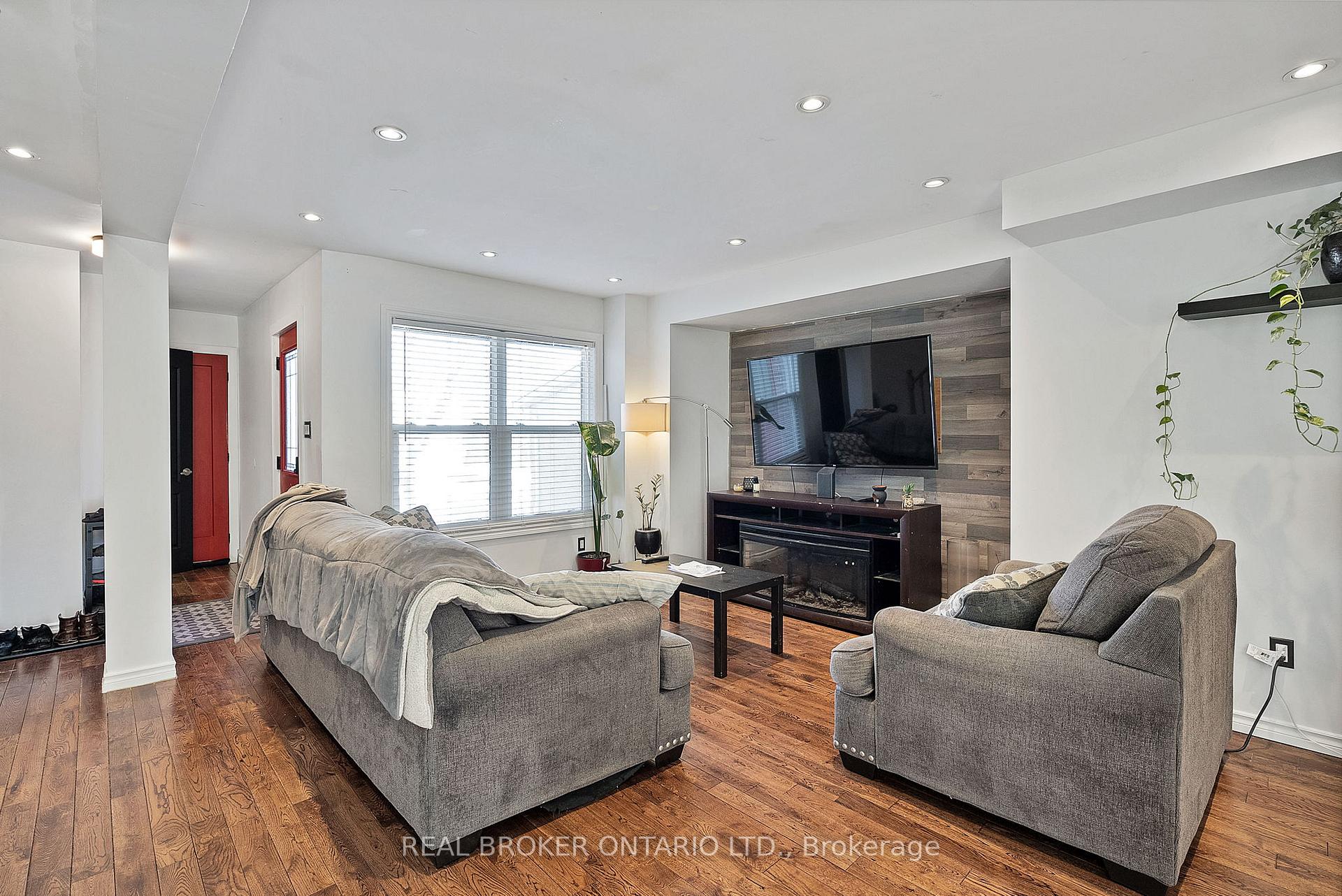 Photo 8 of 21 Carr Drive, Ajax, Central — HOMEH
