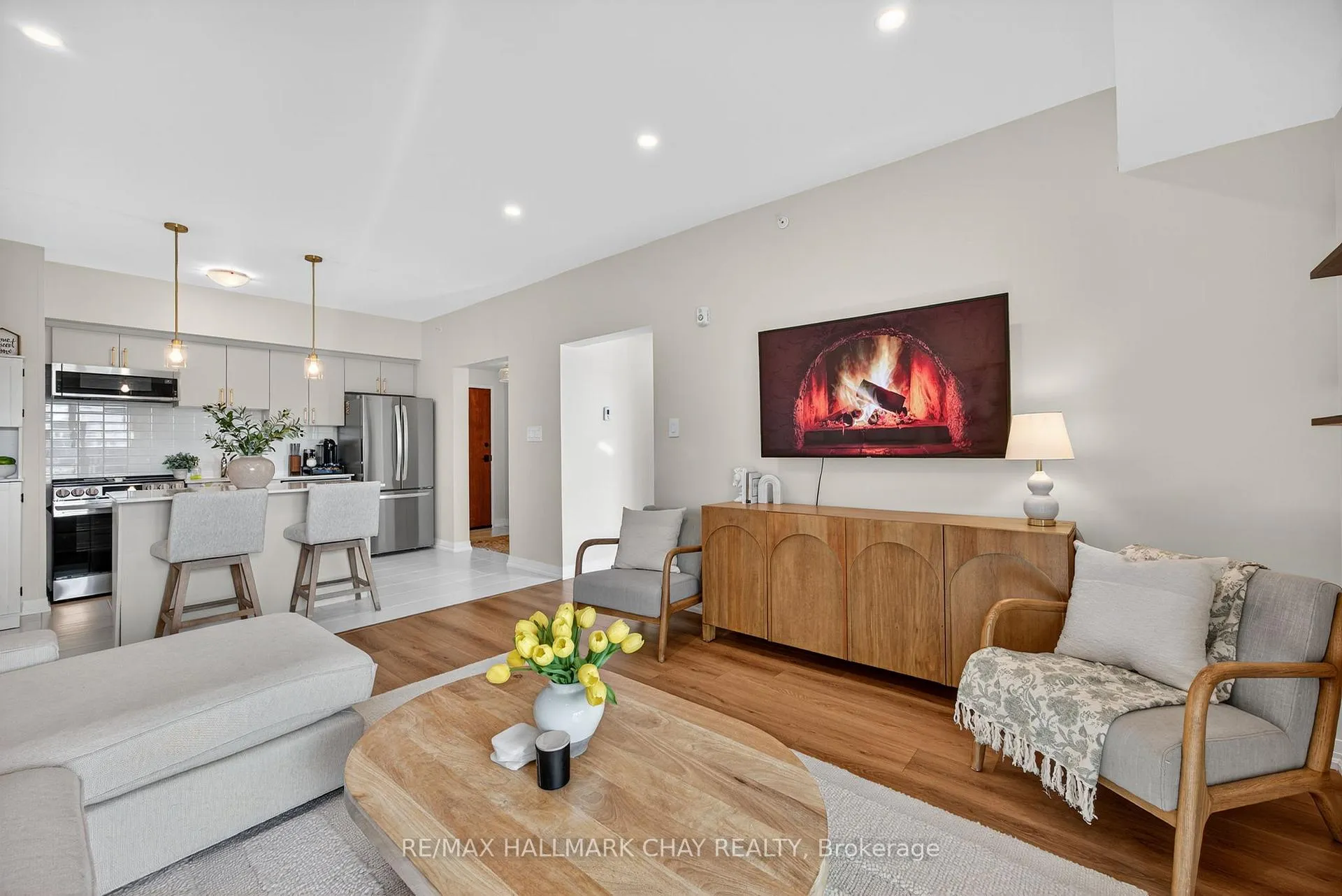 Photo 5 of Unit 203, 15 Kneeshaw Drive, Barrie, Innis-Shore — HOMEH