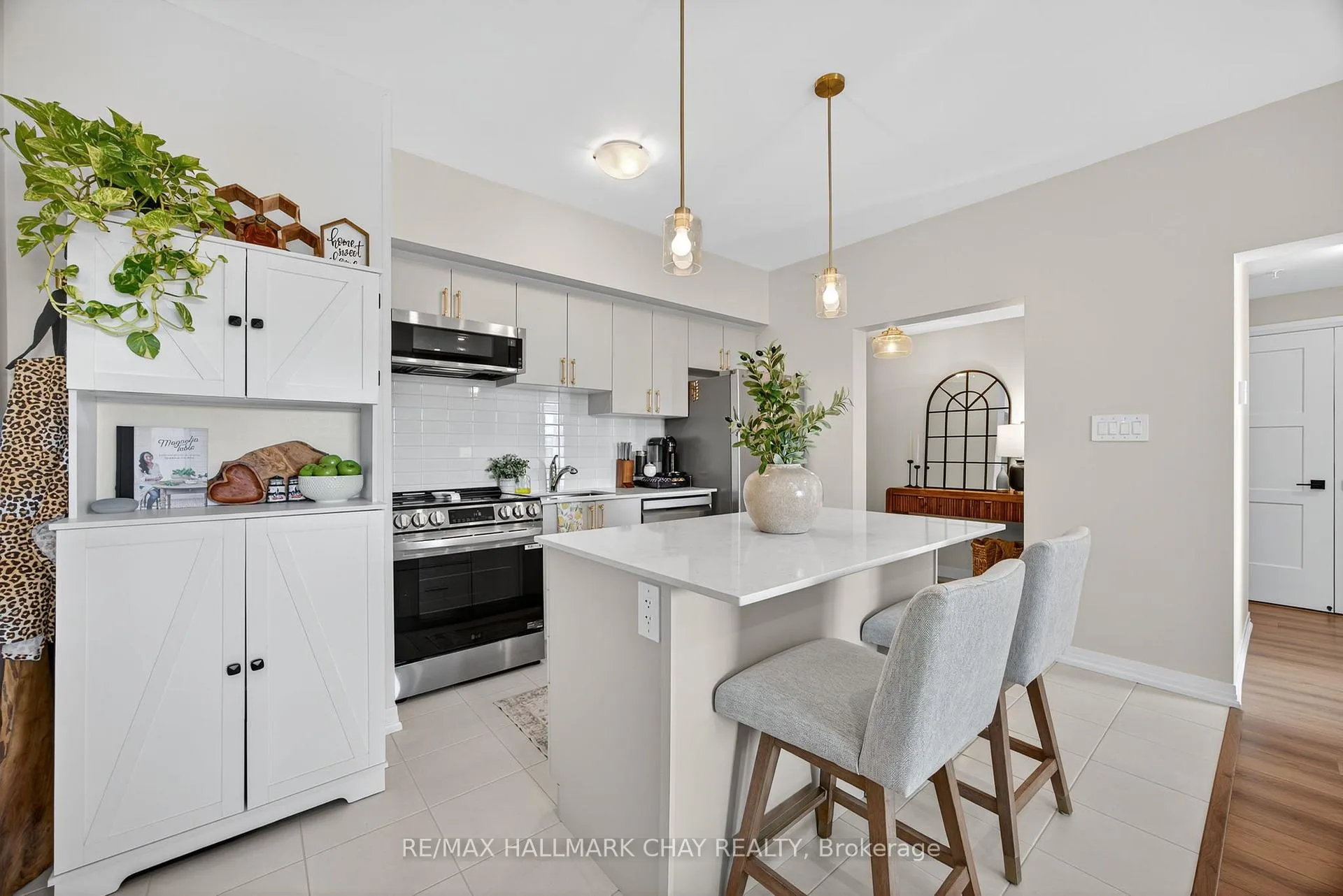 Photo 7 of Unit 203, 15 Kneeshaw Drive, Barrie, Innis-Shore — HOMEH