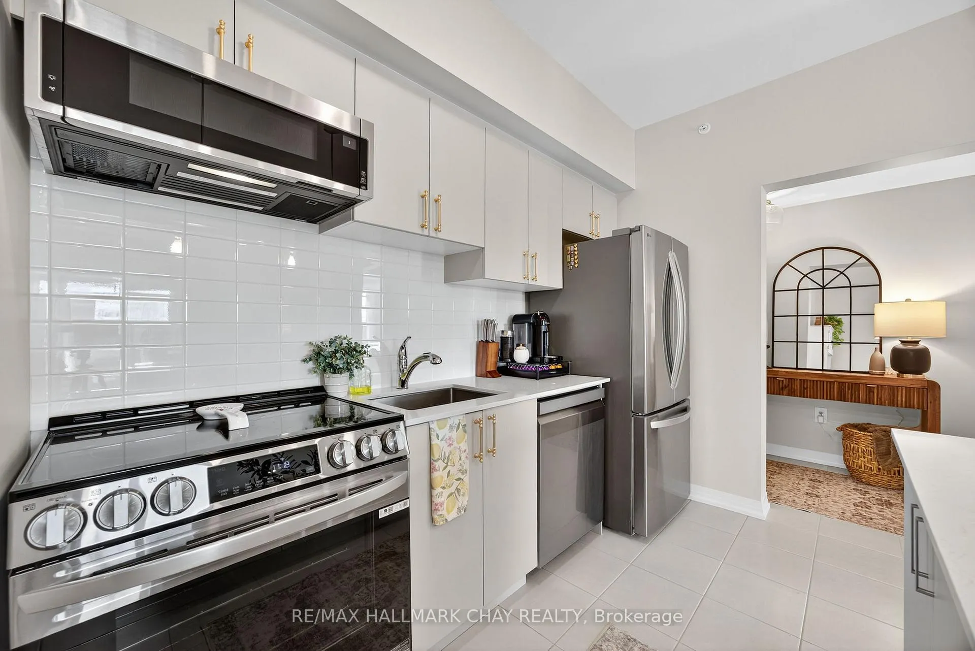 Photo 8 of Unit 203, 15 Kneeshaw Drive, Barrie, Innis-Shore — HOMEH