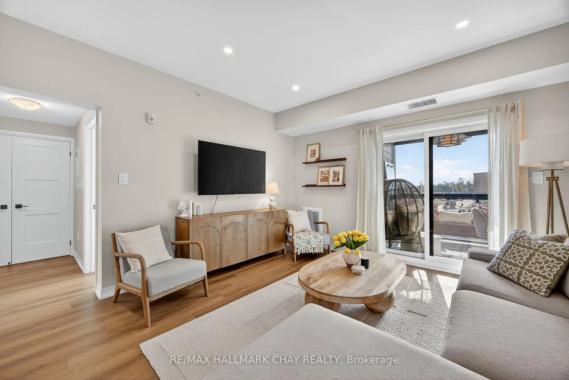 Photo 11 of Unit 203, 15 Kneeshaw Drive, Barrie, Innis-Shore — HOMEH