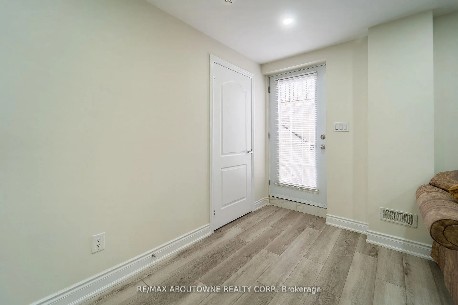 Photo 3 of Unit Bsmnt, 150 Goodwin Crescent, Milton, Ford — HOMEH