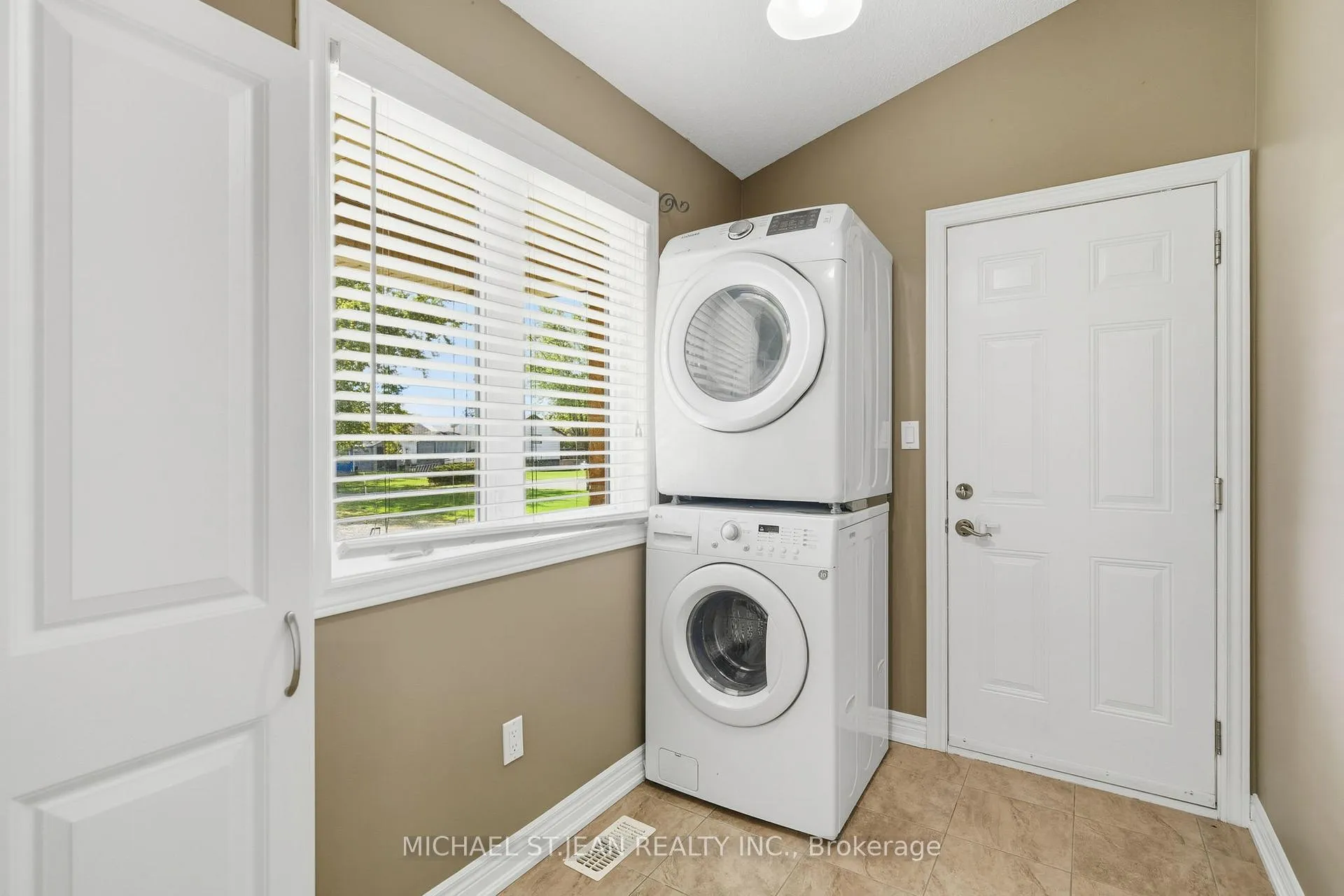 Photo 8 of 29 Lakeview Lane, Haldimand — HOMEH