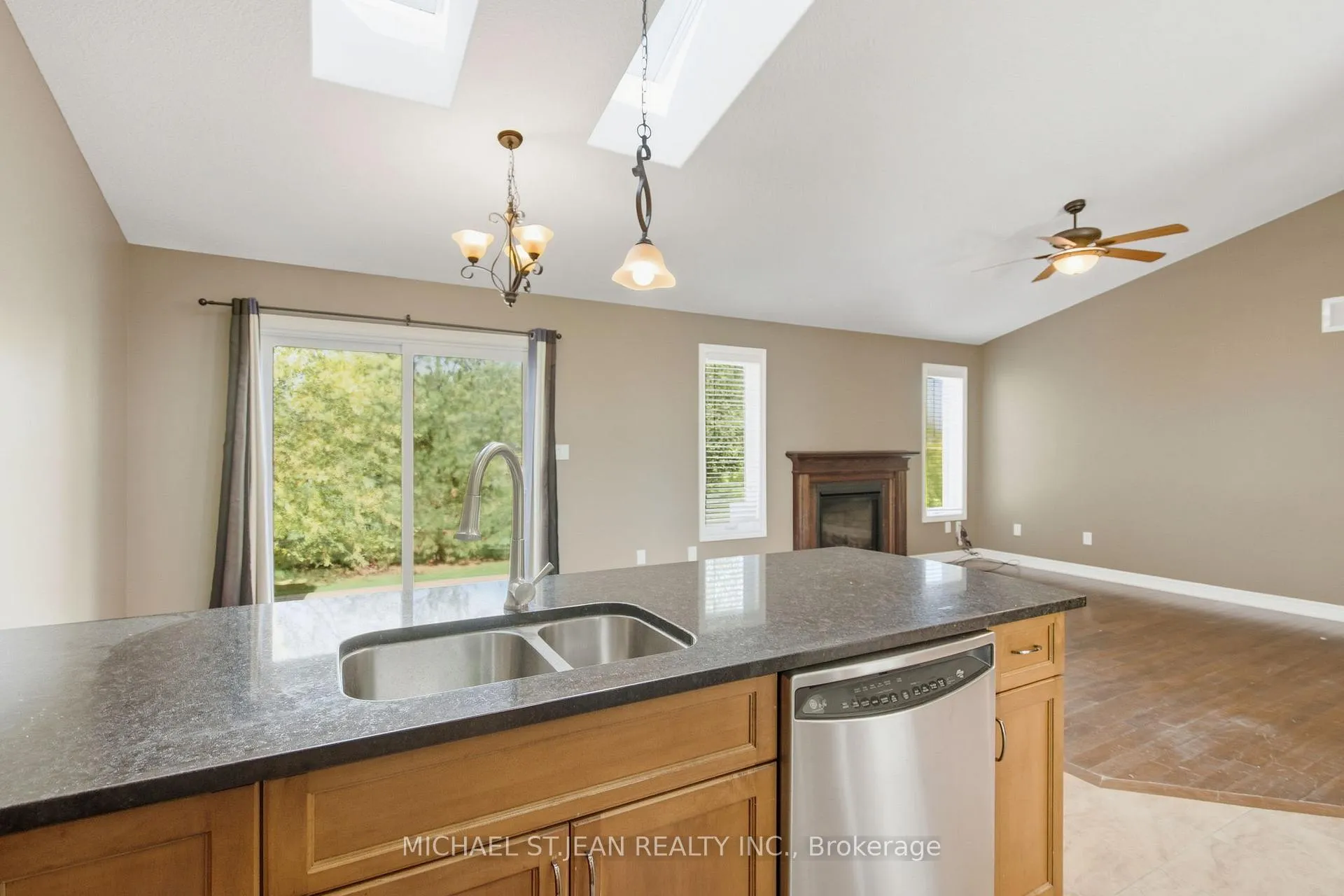 Photo 11 of 29 Lakeview Lane, Haldimand — HOMEH